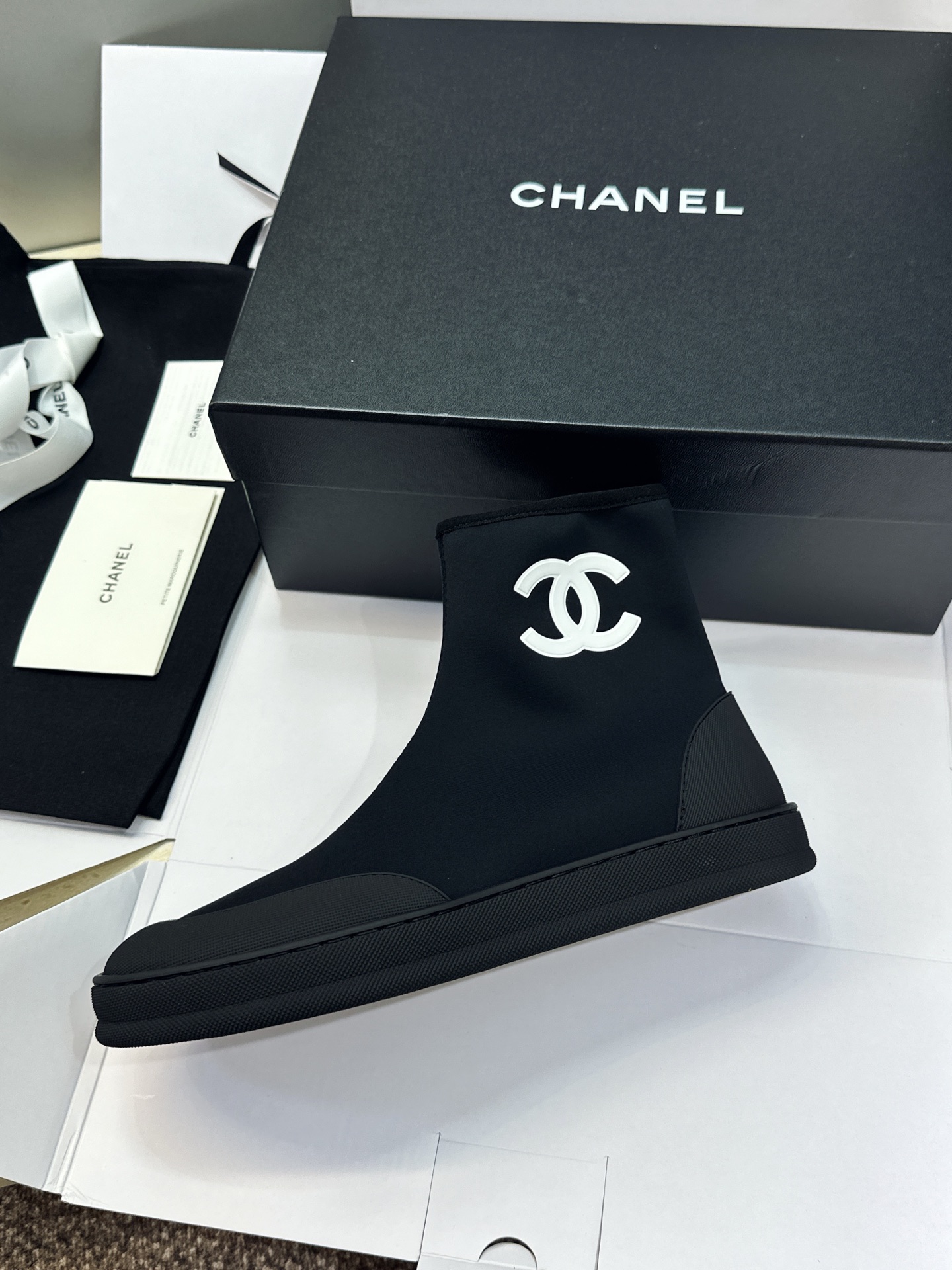 莞货 代购级 CHANEL 香奈儿2026春夏新款芭蕾舞袜子弹力女靴 小香双C字母logo平底圆头拼色机车骑士休闲短靴 莞货 代购级 CHANEL 香奈儿2026春夏新款芭蕾舞袜子弹力女靴 小香双C字母logo平底圆头拼色机车骑士休闲短靴