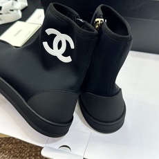 莞货 代购级 CHANEL 香奈儿2026春夏新款芭蕾舞袜子弹力女靴 小香双C字母logo平底圆头拼色机车骑士休闲短靴 莞货 代购级 CHANEL 香奈儿2026春夏新款芭蕾舞袜子弹力女靴 小香双C字母logo平底圆头拼色机车骑士休闲短靴