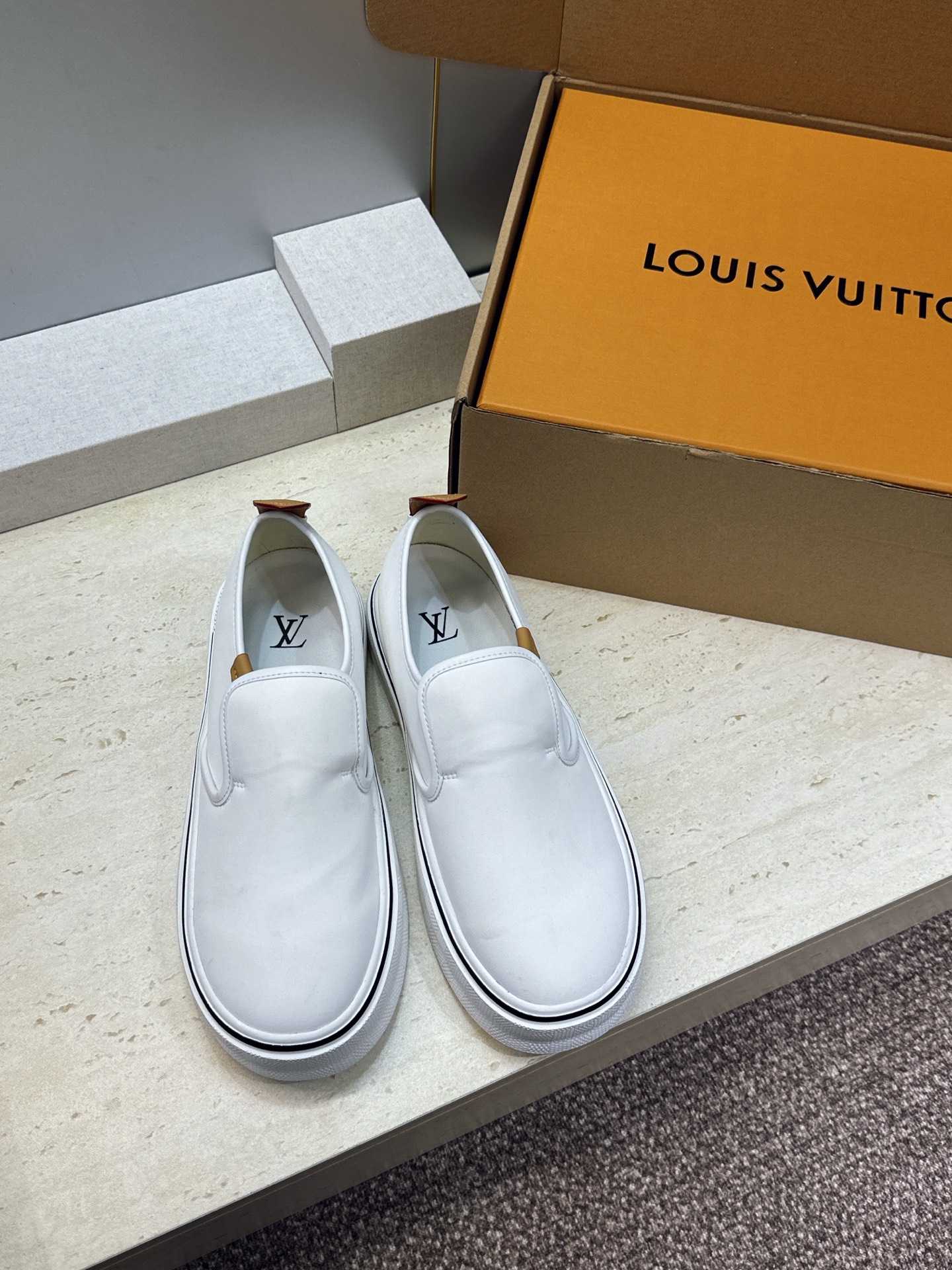 配全套飞机盒) Louis Vuitto* 2026春夏高定新款休闲运动乐福男鞋 LV字母logo圆头厚底拼色一脚蹬滑 配全套飞机盒) Louis Vuitto* 2026春夏高定新款休闲运动乐福男鞋 LV字母logo圆头厚底拼色一脚蹬滑