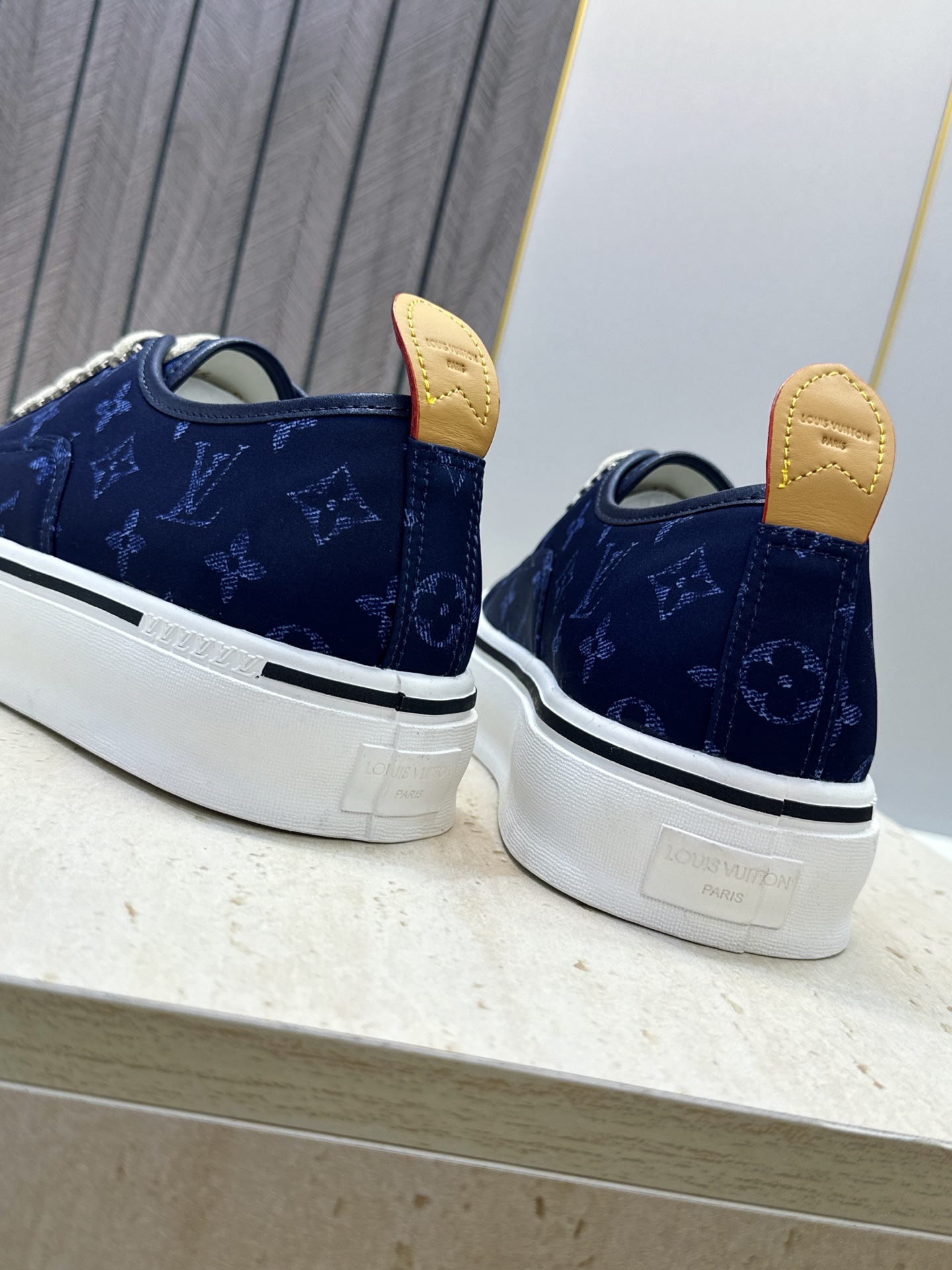 (配全套飞机盒) Louis Vuitton*2026春夏高定新款系带休闲运动男鞋 LV字母logo圆头厚底圆头滑板小 (配全套飞机盒) Louis Vuitton*2026春夏高定新款系带休闲运动男鞋 LV字母logo圆头厚底圆头滑板小