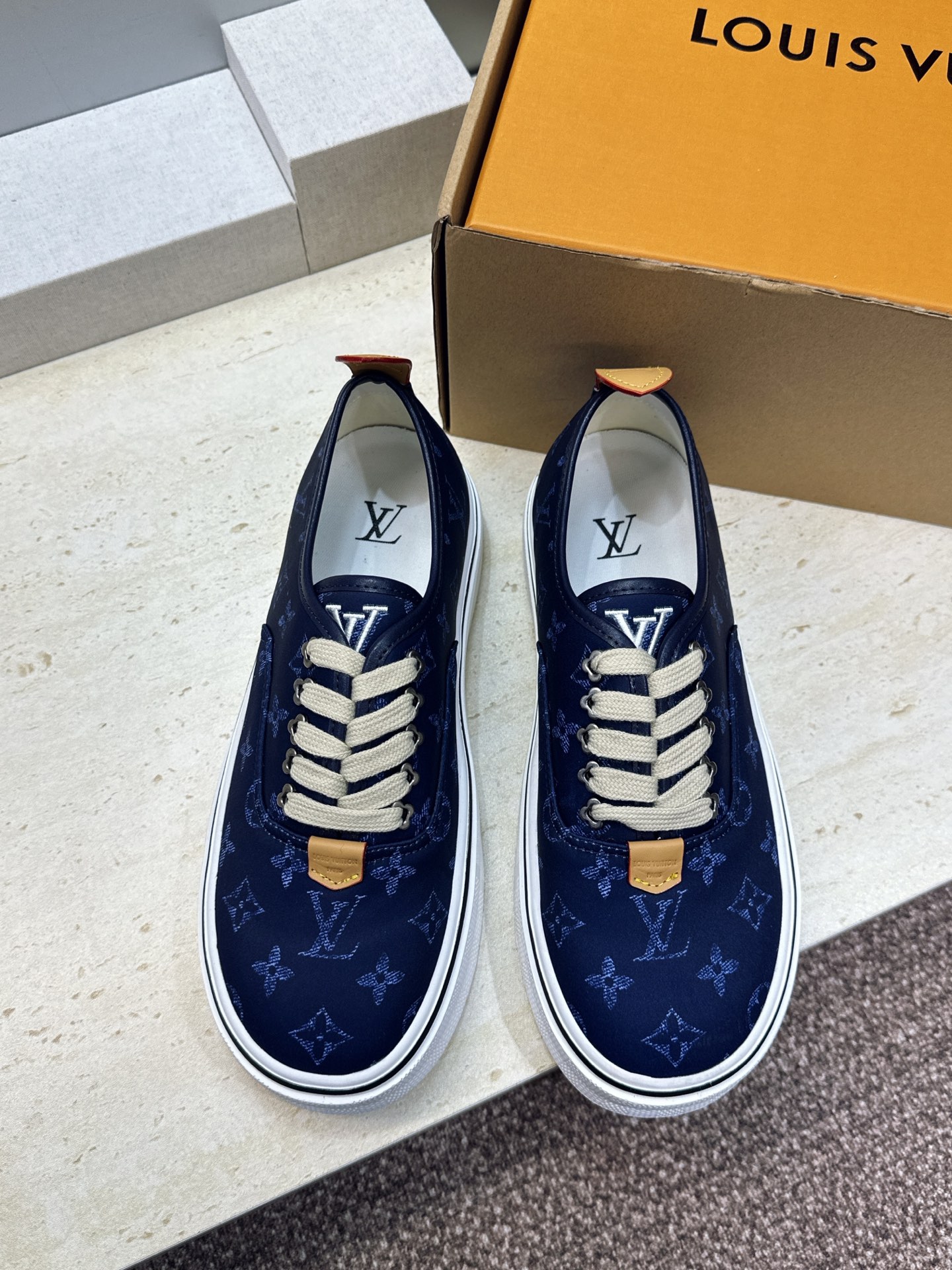 (配全套飞机盒) Louis Vuitton*2026春夏高定新款系带休闲运动男鞋  LV字母logo圆头厚底圆头滑板小
