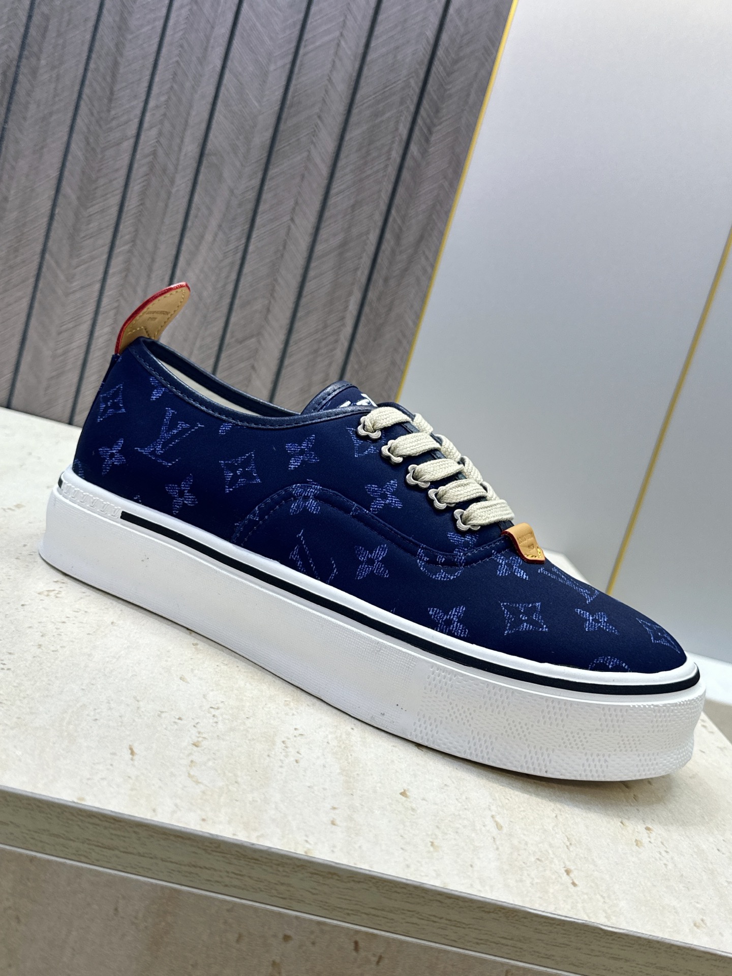 (配全套飞机盒) Louis Vuitton*2026春夏高定新款系带休闲运动男鞋 LV字母logo圆头厚底圆头滑板小 (配全套飞机盒) Louis Vuitton*2026春夏高定新款系带休闲运动男鞋 LV字母logo圆头厚底圆头滑板小