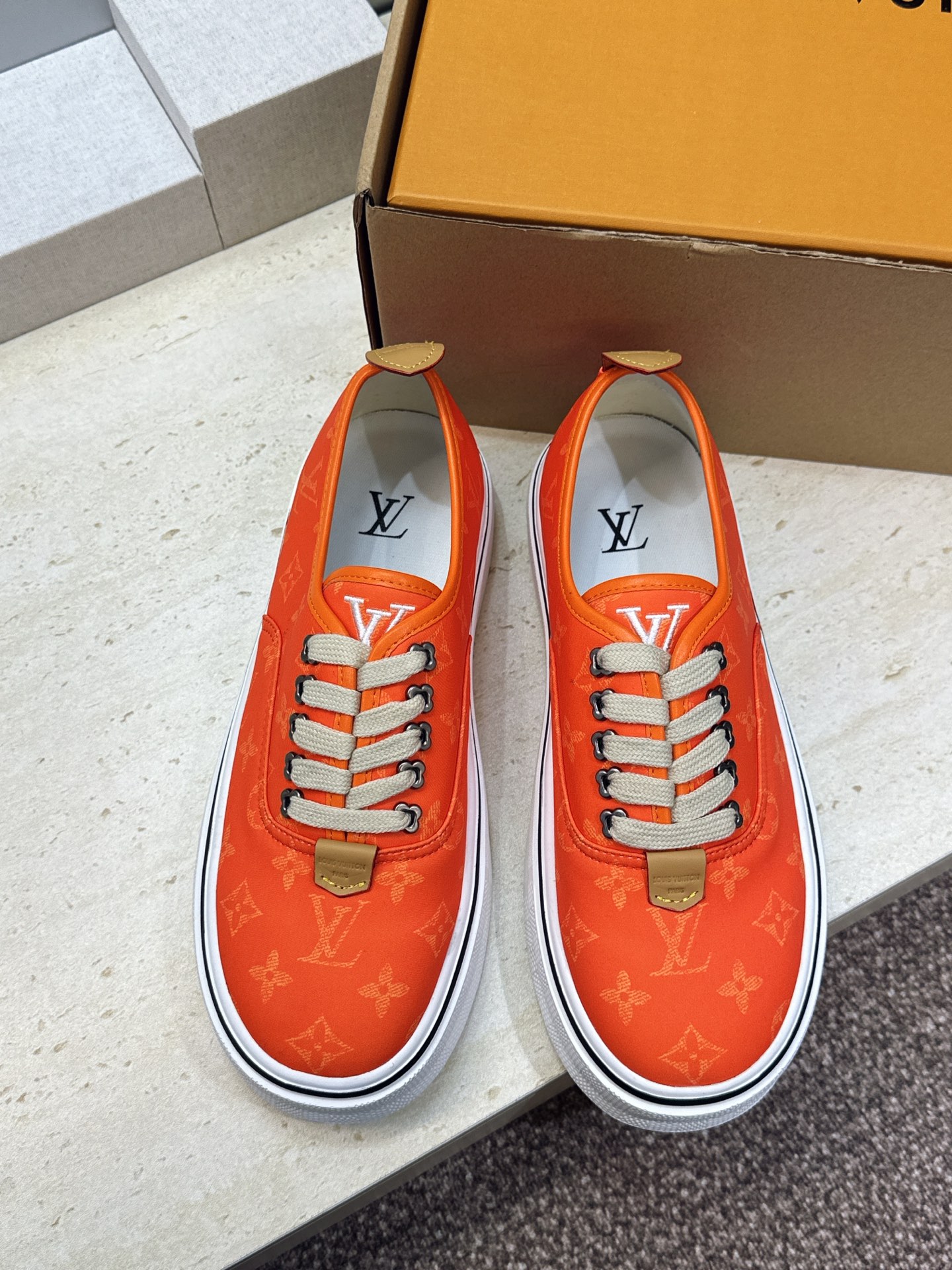 (配全套飞机盒) Louis Vuitton*2026春夏高定新款系带休闲运动男鞋  LV字母logo圆头厚底圆头滑板小