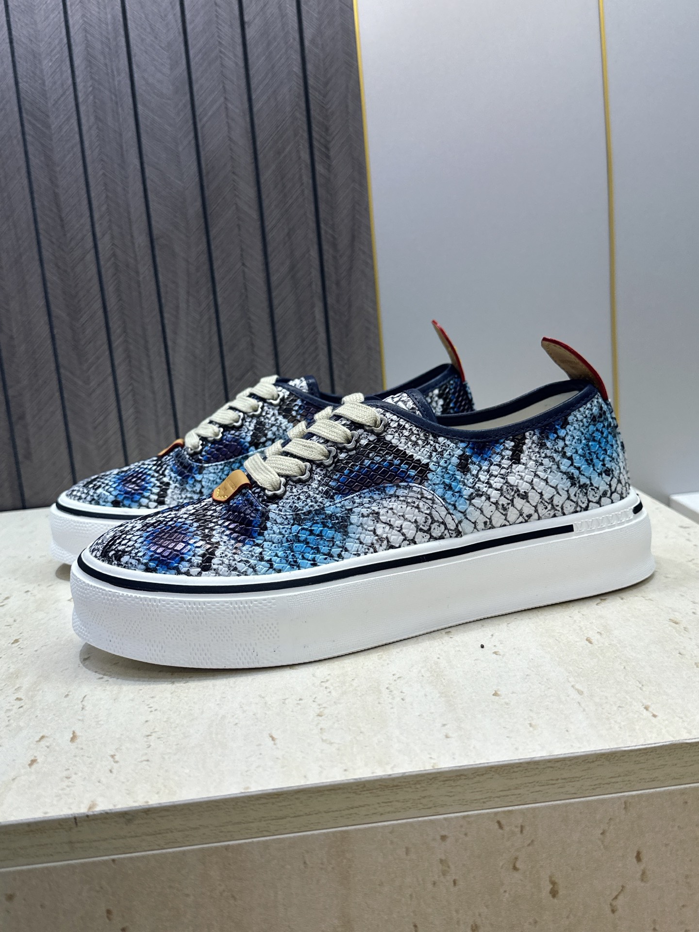 (配全套飞机盒) Louis Vuitton*2026春夏高定新款系带休闲运动男鞋 LV字母logo圆头厚底圆头滑板小 (配全套飞机盒) Louis Vuitton*2026春夏高定新款系带休闲运动男鞋 LV字母logo圆头厚底圆头滑板小