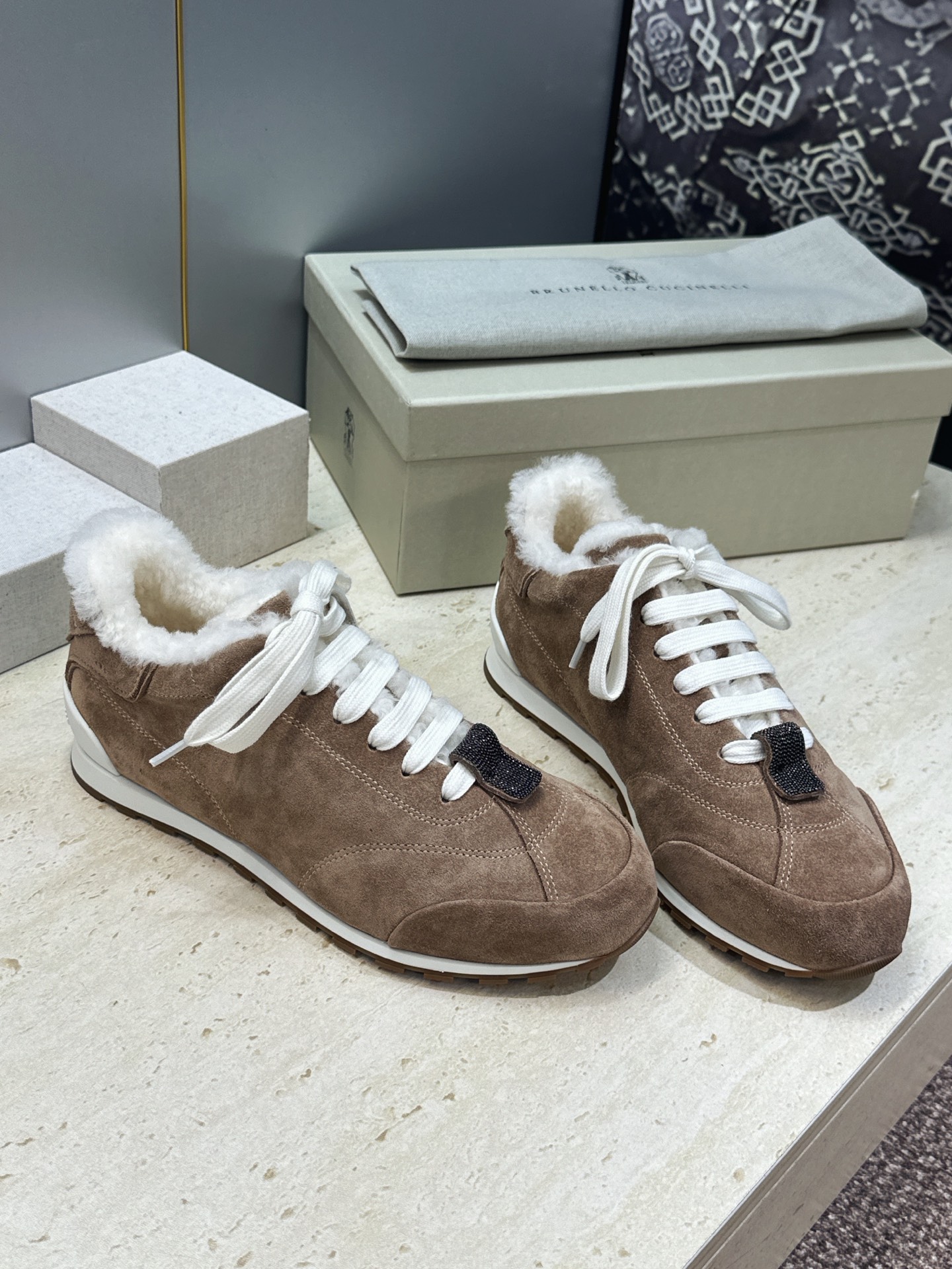 BRUNELLO CUCINELLI 2026秋冬新款拼色系带羊羔毛阿甘徳训女鞋 BC字母logo标志性串珠厚底圆头休闲
