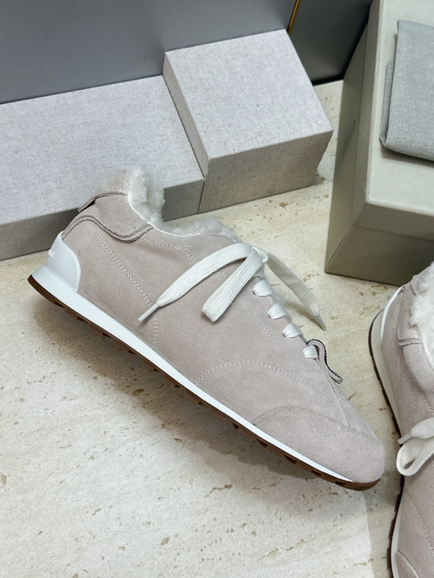 BRUNELLO CUCINELLI 2026秋冬新款拼色系带羊羔毛阿甘徳训女鞋 BC字母logo标志性串珠厚底圆头休闲 BRUNELLO CUCINELLI 2026秋冬新款拼色系带羊羔毛阿甘徳训女鞋 BC字母logo标志性串珠厚底圆头休闲