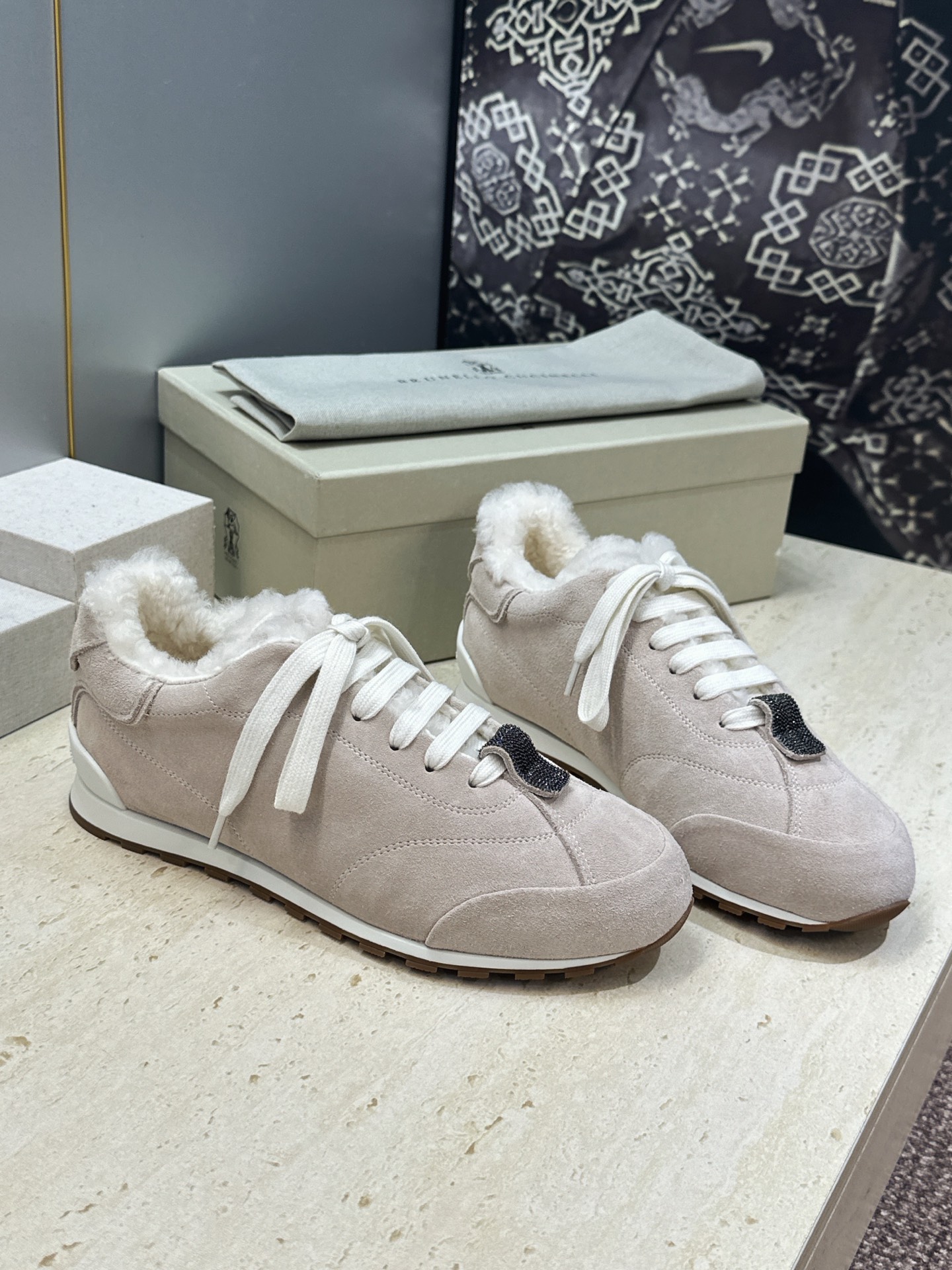 BRUNELLO CUCINELLI 2026秋冬新款拼色系带羊羔毛阿甘徳训女鞋 BC字母logo标志性串珠厚底圆头休闲