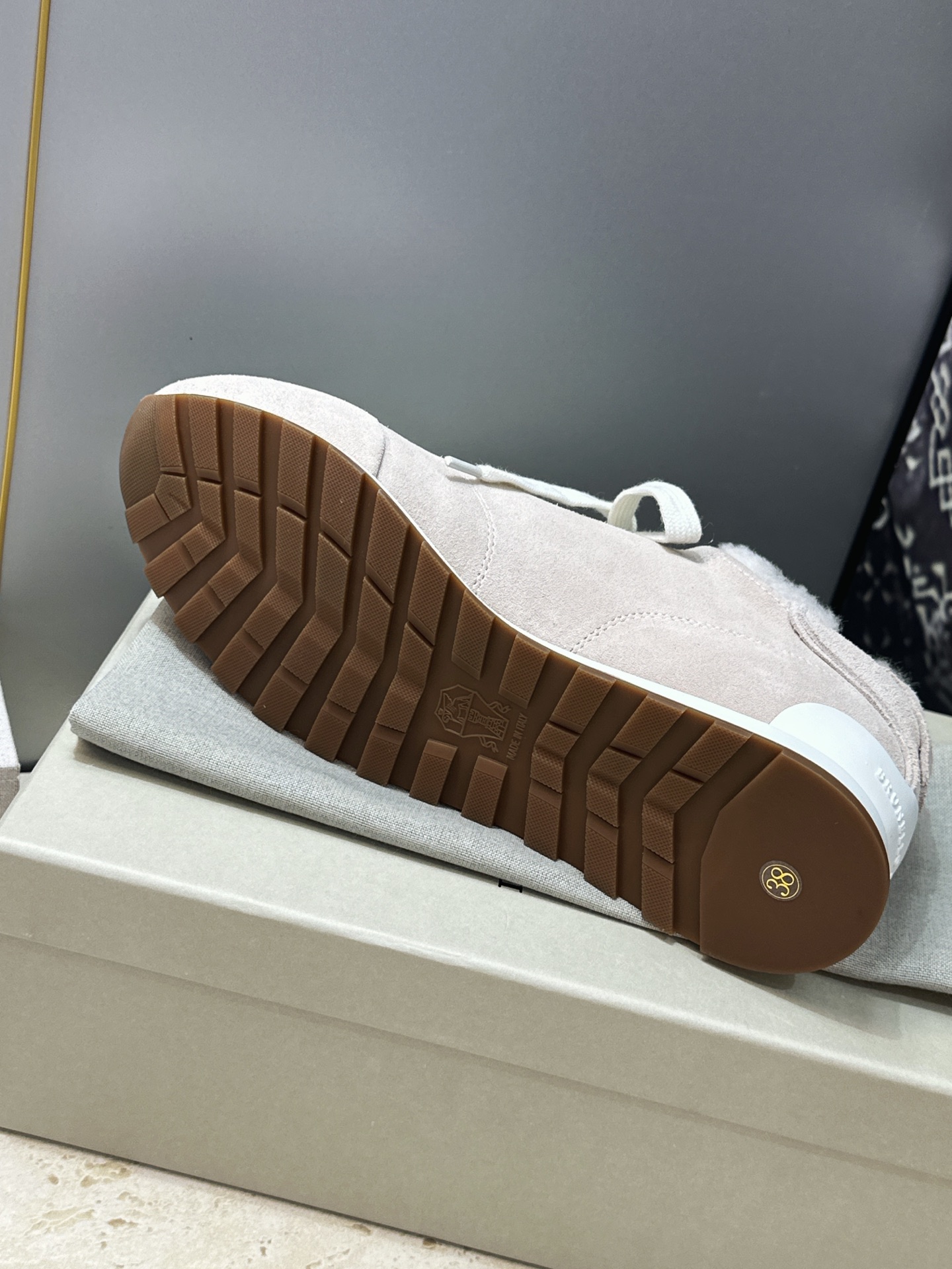 BRUNELLO CUCINELLI 2026秋冬新款拼色系带羊羔毛阿甘徳训女鞋 BC字母logo标志性串珠厚底圆头休闲 BRUNELLO CUCINELLI 2026秋冬新款拼色系带羊羔毛阿甘徳训女鞋 BC字母logo标志性串珠厚底圆头休闲
