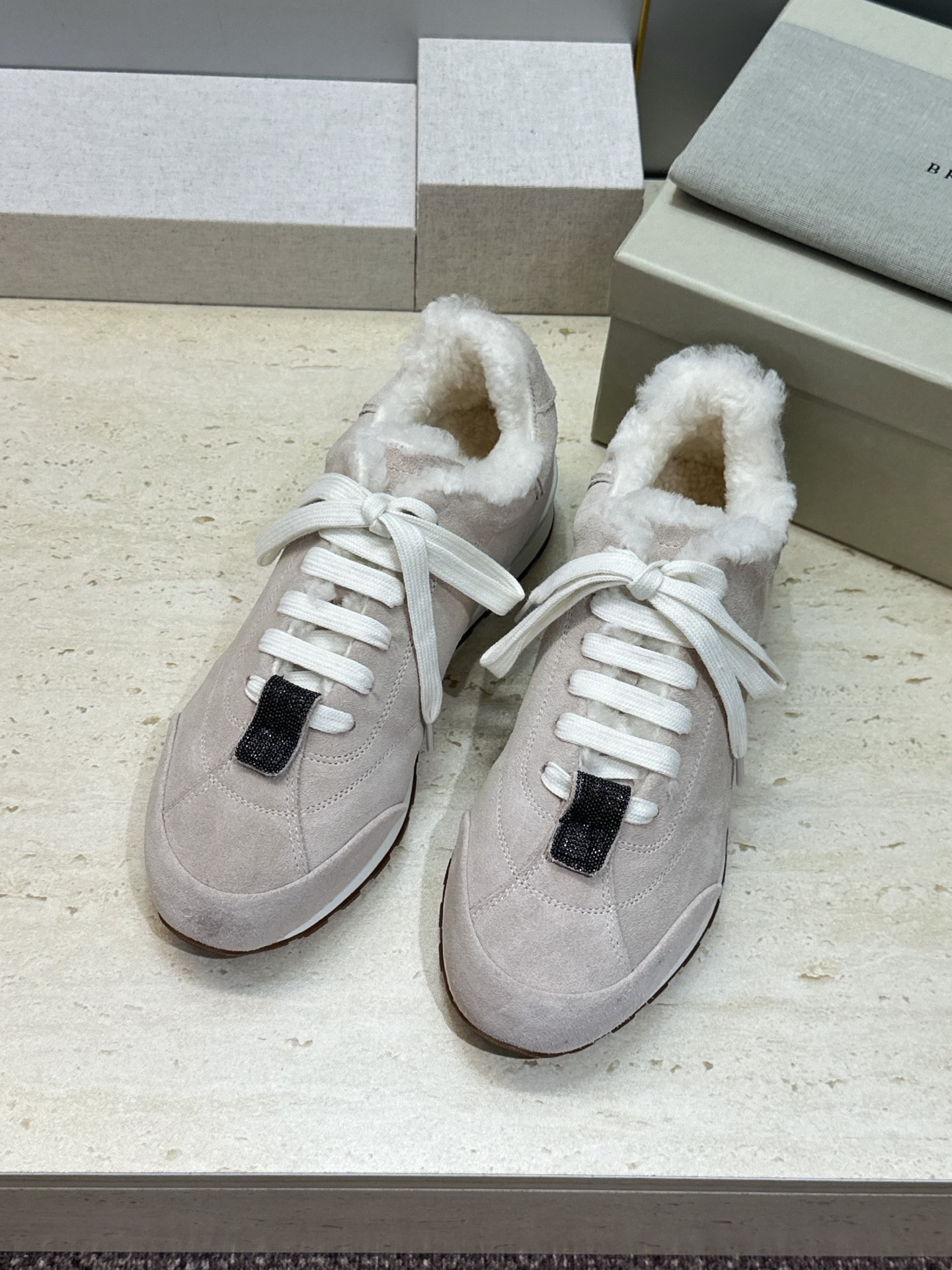 BRUNELLO CUCINELLI 2026秋冬新款拼色系带羊羔毛阿甘徳训女鞋 BC字母logo标志性串珠厚底圆头休闲 BRUNELLO CUCINELLI 2026秋冬新款拼色系带羊羔毛阿甘徳训女鞋 BC字母logo标志性串珠厚底圆头休闲