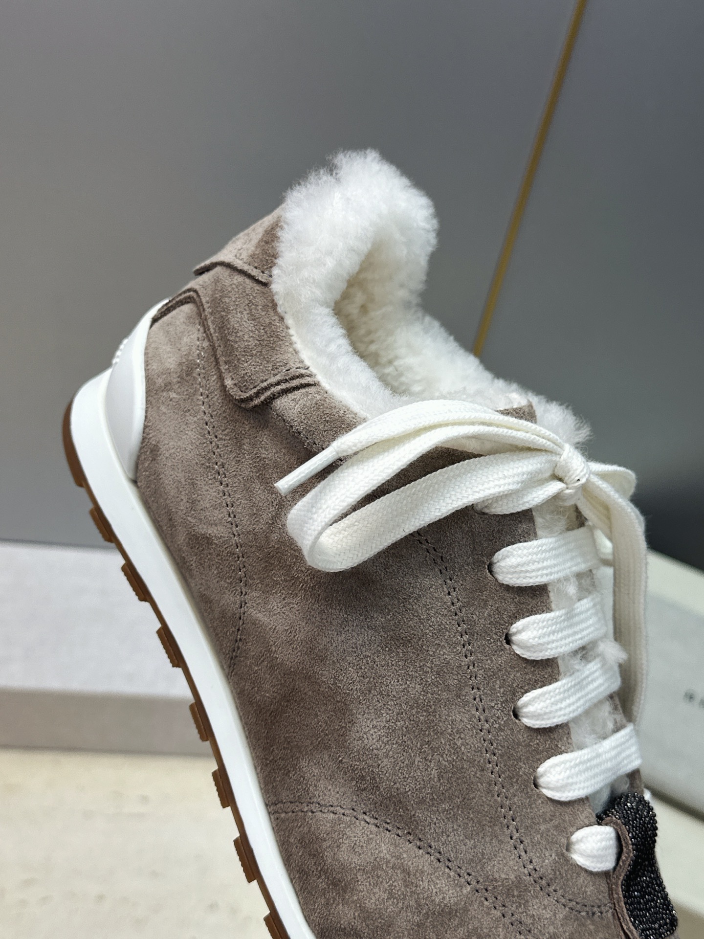 BRUNELLO CUCINELLI 2026秋冬新款拼色系带羊羔毛阿甘徳训女鞋 BC字母logo标志性串珠厚底圆头休闲 BRUNELLO CUCINELLI 2026秋冬新款拼色系带羊羔毛阿甘徳训女鞋 BC字母logo标志性串珠厚底圆头休闲