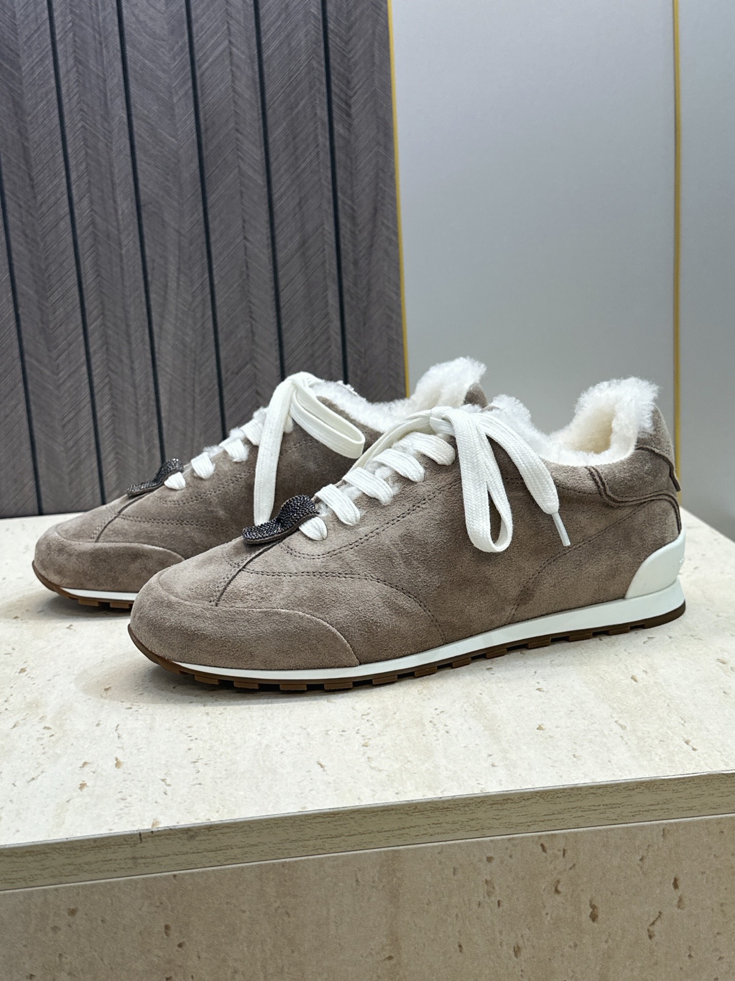 BRUNELLO CUCINELLI 2026秋冬新款拼色系带羊羔毛阿甘徳训女鞋 BC字母logo标志性串珠厚底圆头休闲 BRUNELLO CUCINELLI 2026秋冬新款拼色系带羊羔毛阿甘徳训女鞋 BC字母logo标志性串珠厚底圆头休闲