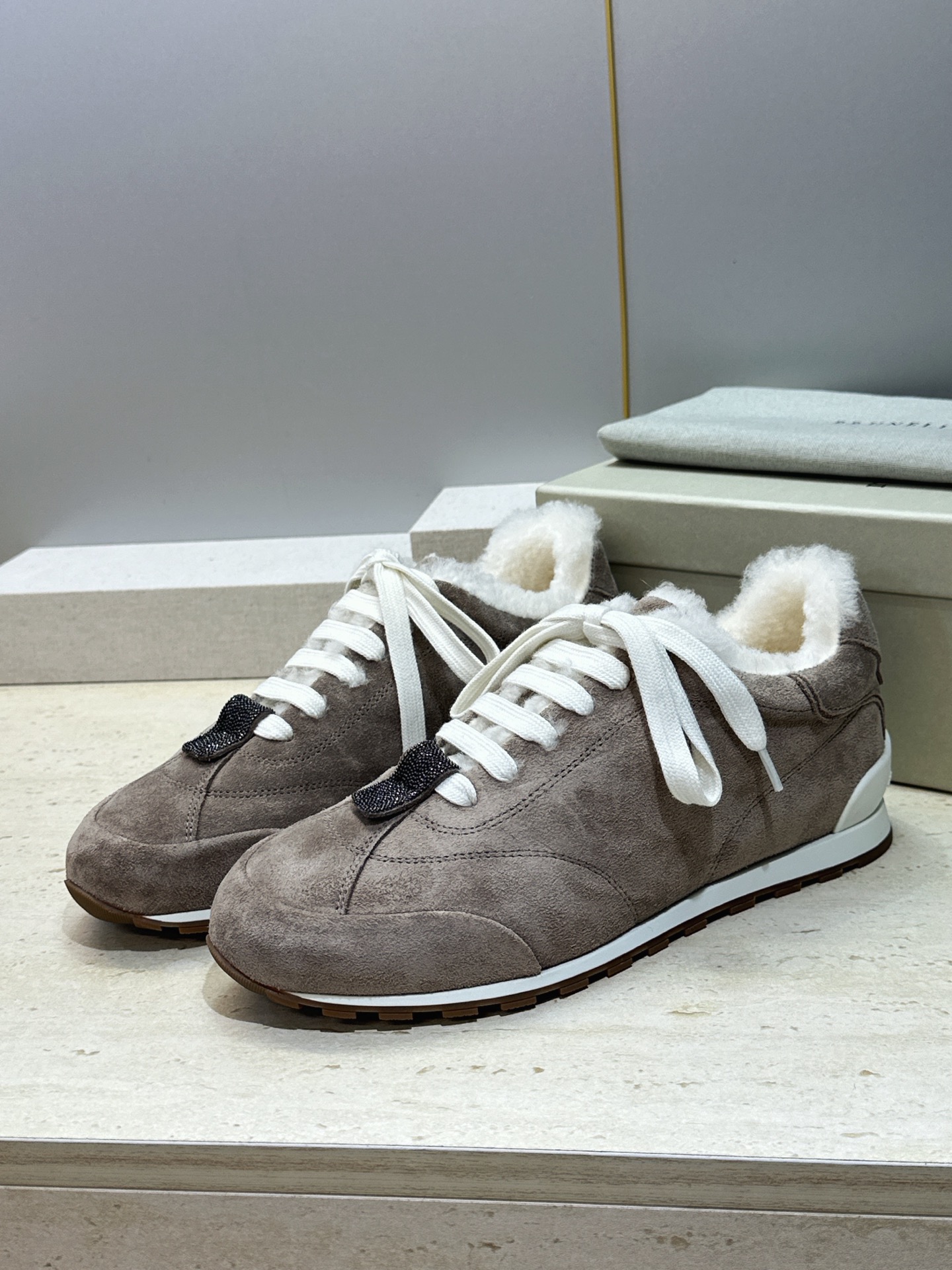 BRUNELLO CUCINELLI 2026秋冬新款拼色系带羊羔毛阿甘徳训女鞋 BC字母logo标志性串珠厚底圆头休闲 BRUNELLO CUCINELLI 2026秋冬新款拼色系带羊羔毛阿甘徳训女鞋 BC字母logo标志性串珠厚底圆头休闲