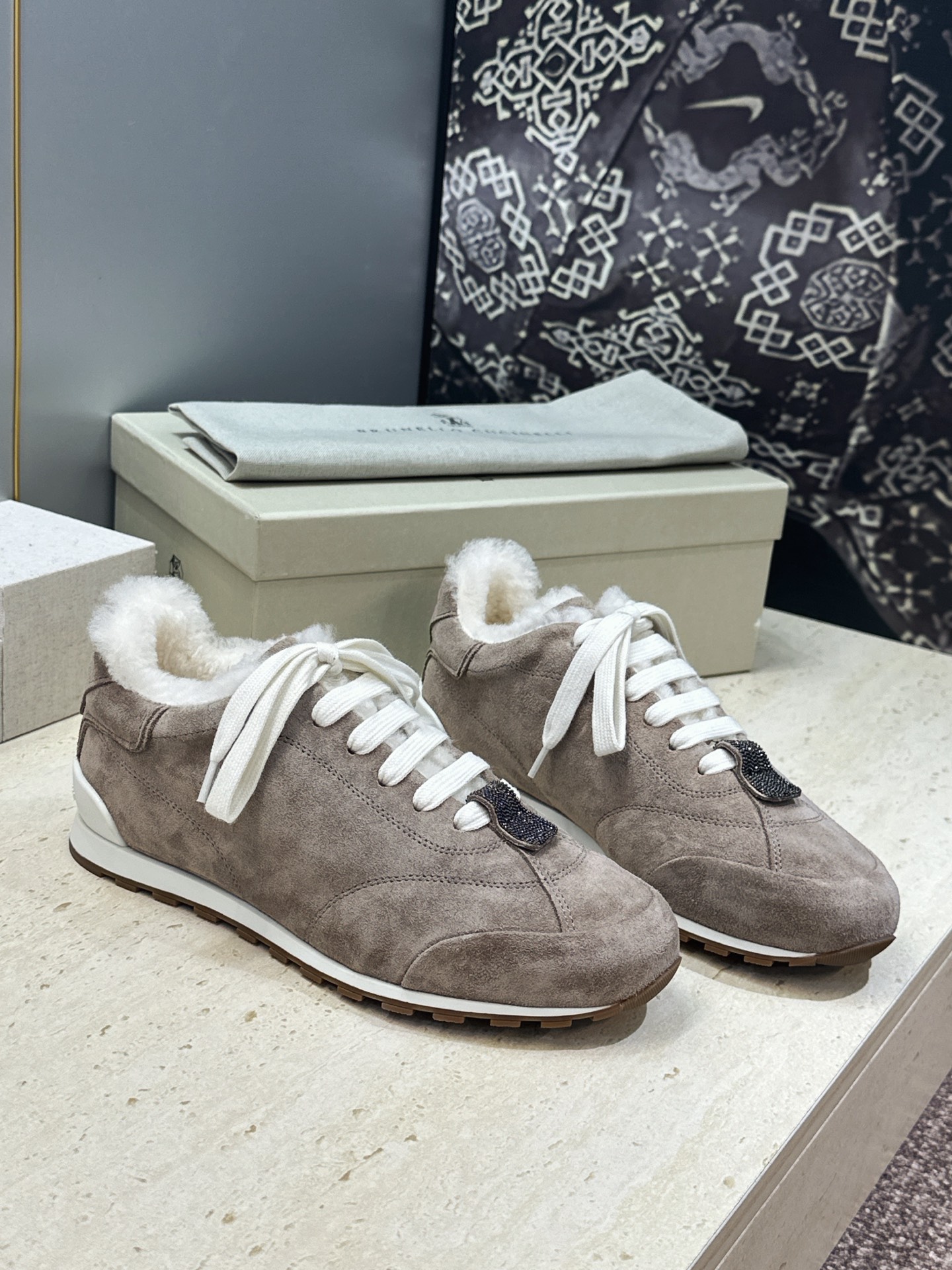 BRUNELLO CUCINELLI 2026秋冬新款拼色系带羊羔毛阿甘徳训女鞋 BC字母logo标志性串珠厚底圆头休闲