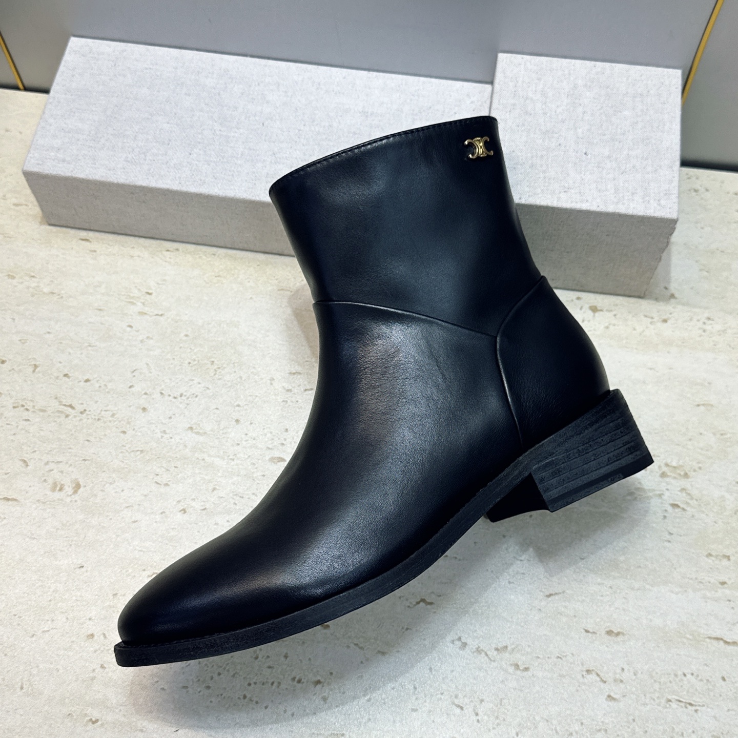 牛皮面+10 CELINE 2026秋冬新款低跟及裸女短靴 瑟琳字母logo五金扣侧拉链圆头机车骑士靴 材质:鞋面进口小 牛皮面+10 CELINE 2026秋冬新款低跟及裸女短靴 瑟琳字母logo五金扣侧拉链圆头机车骑士靴 材质:鞋面进口小