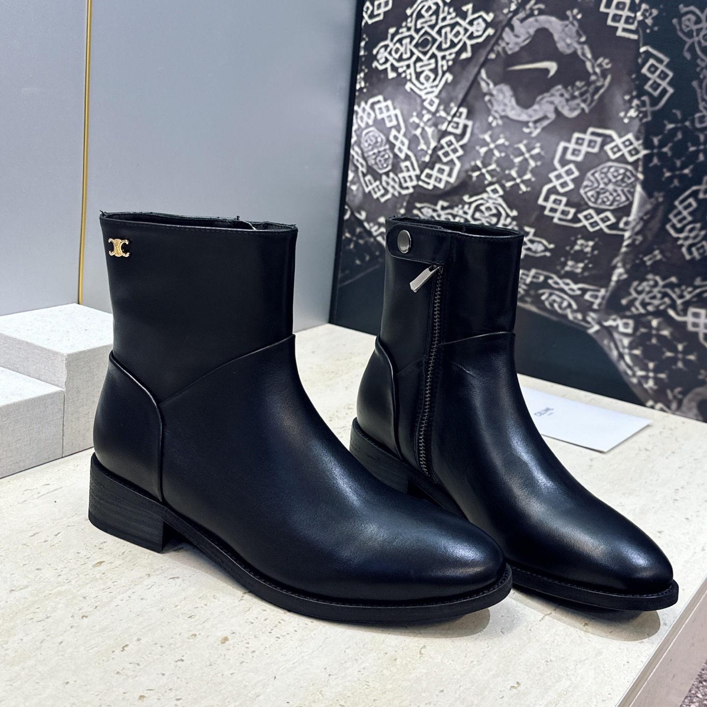 牛皮面+10 CELINE 2026秋冬新款低跟及裸女短靴 瑟琳字母logo五金扣侧拉链圆头机车骑士靴 材质:鞋面进口小