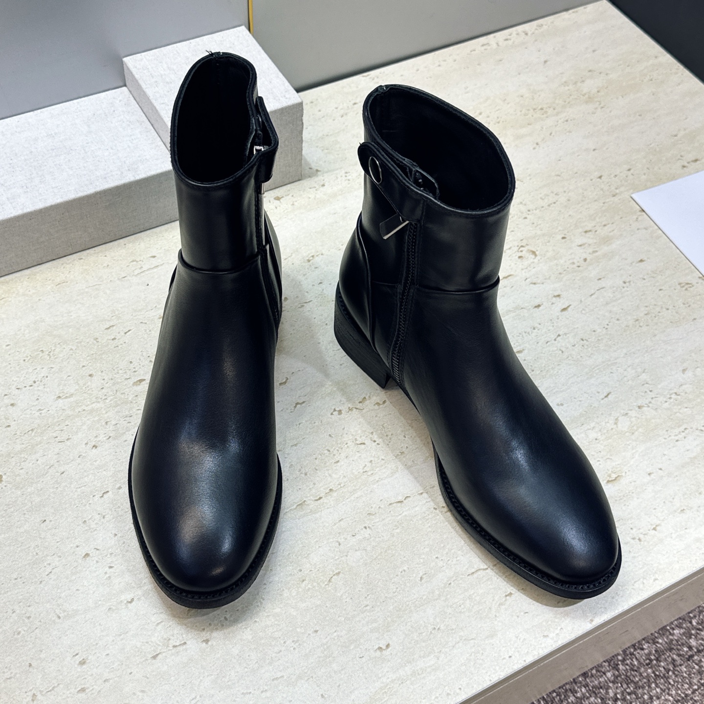 牛皮面+10 CELINE 2026秋冬新款低跟及裸女短靴 瑟琳字母logo五金扣侧拉链圆头机车骑士靴 材质:鞋面进口小 牛皮面+10 CELINE 2026秋冬新款低跟及裸女短靴 瑟琳字母logo五金扣侧拉链圆头机车骑士靴 材质:鞋面进口小