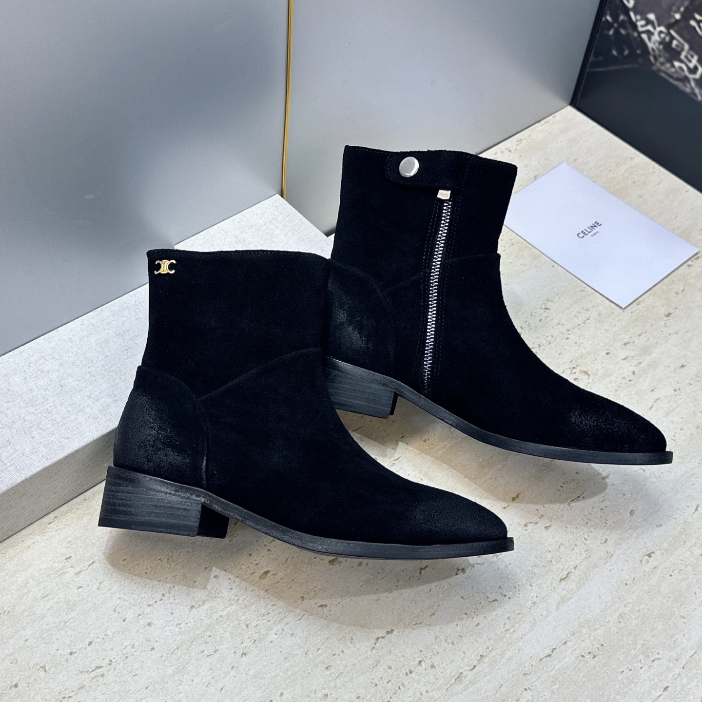 牛皮面+10 CELINE 2026秋冬新款低跟及裸女短靴 瑟琳字母logo五金扣侧拉链圆头机车骑士靴 材质:鞋面进口小 牛皮面+10 CELINE 2026秋冬新款低跟及裸女短靴 瑟琳字母logo五金扣侧拉链圆头机车骑士靴 材质:鞋面进口小
