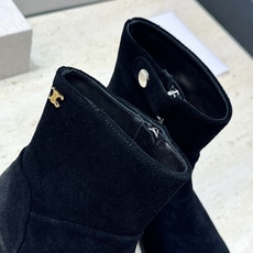 牛皮面+10 CELINE 2026秋冬新款低跟及裸女短靴 瑟琳字母logo五金扣侧拉链圆头机车骑士靴 材质:鞋面进口小 牛皮面+10 CELINE 2026秋冬新款低跟及裸女短靴 瑟琳字母logo五金扣侧拉链圆头机车骑士靴 材质:鞋面进口小