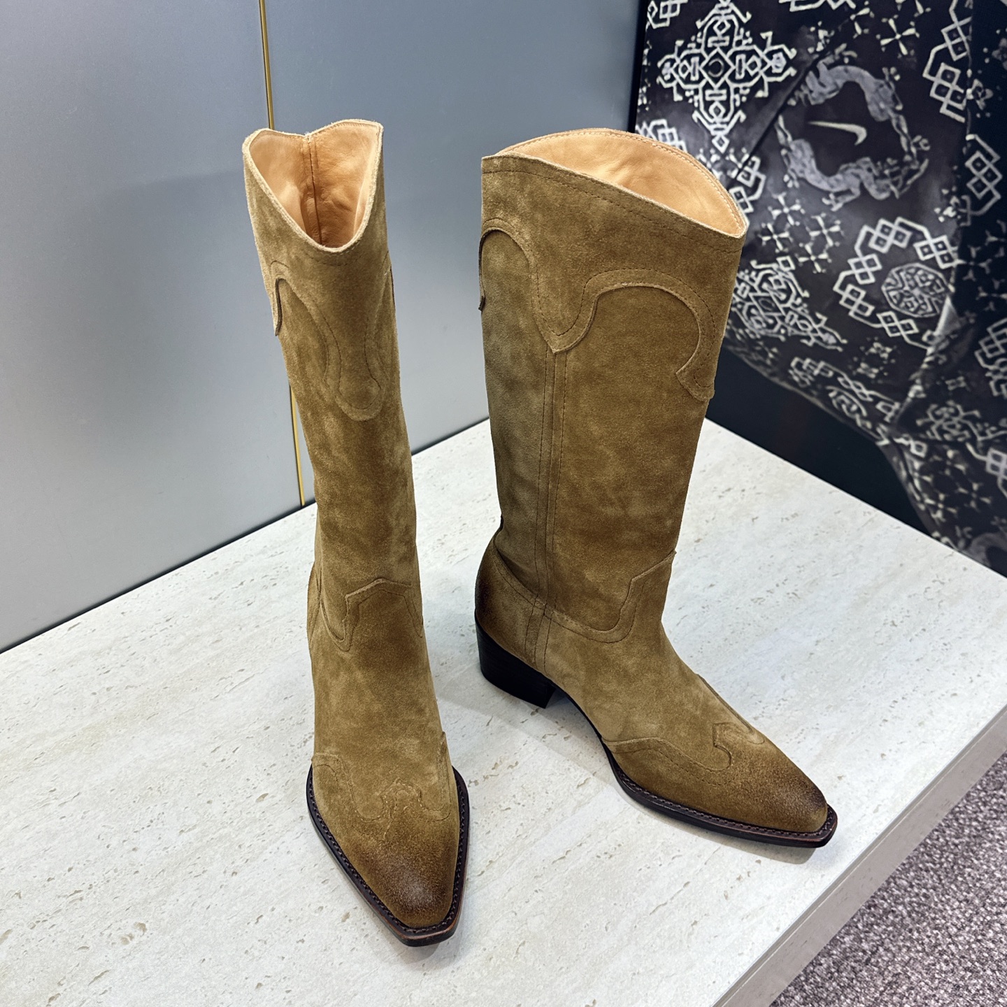 CELINE 2026秋冬新款低跟中筒机车女靴 瑟琳字母logo粗跟一脚蹬尖头骑士靴 材质:鞋面定制进口小牛皮/进口羊猄 CELINE 2026秋冬新款低跟中筒机车女靴 瑟琳字母logo粗跟一脚蹬尖头骑士靴 材质:鞋面定制进口小牛皮/进口羊猄