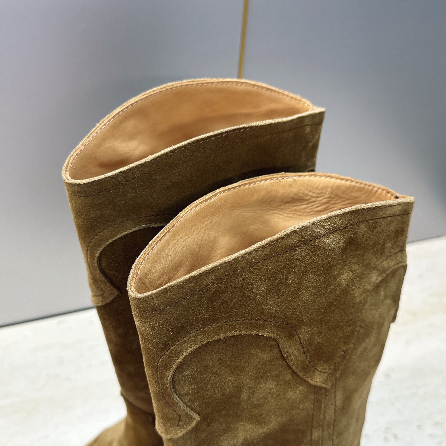 CELINE 2026秋冬新款低跟中筒机车女靴 瑟琳字母logo粗跟一脚蹬尖头骑士靴 材质:鞋面定制进口小牛皮/进口羊猄 CELINE 2026秋冬新款低跟中筒机车女靴 瑟琳字母logo粗跟一脚蹬尖头骑士靴 材质:鞋面定制进口小牛皮/进口羊猄