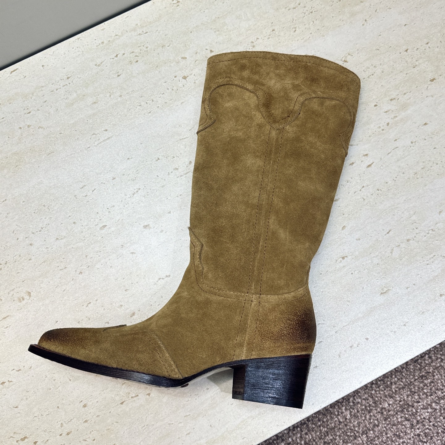 CELINE 2026秋冬新款低跟中筒机车女靴 瑟琳字母logo粗跟一脚蹬尖头骑士靴 材质:鞋面定制进口小牛皮/进口羊猄 CELINE 2026秋冬新款低跟中筒机车女靴 瑟琳字母logo粗跟一脚蹬尖头骑士靴 材质:鞋面定制进口小牛皮/进口羊猄
