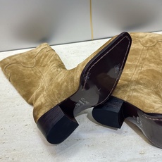 CELINE 2026秋冬新款低跟中筒机车女靴 瑟琳字母logo粗跟一脚蹬尖头骑士靴 材质:鞋面定制进口小牛皮/进口羊猄 CELINE 2026秋冬新款低跟中筒机车女靴 瑟琳字母logo粗跟一脚蹬尖头骑士靴 材质:鞋面定制进口小牛皮/进口羊猄