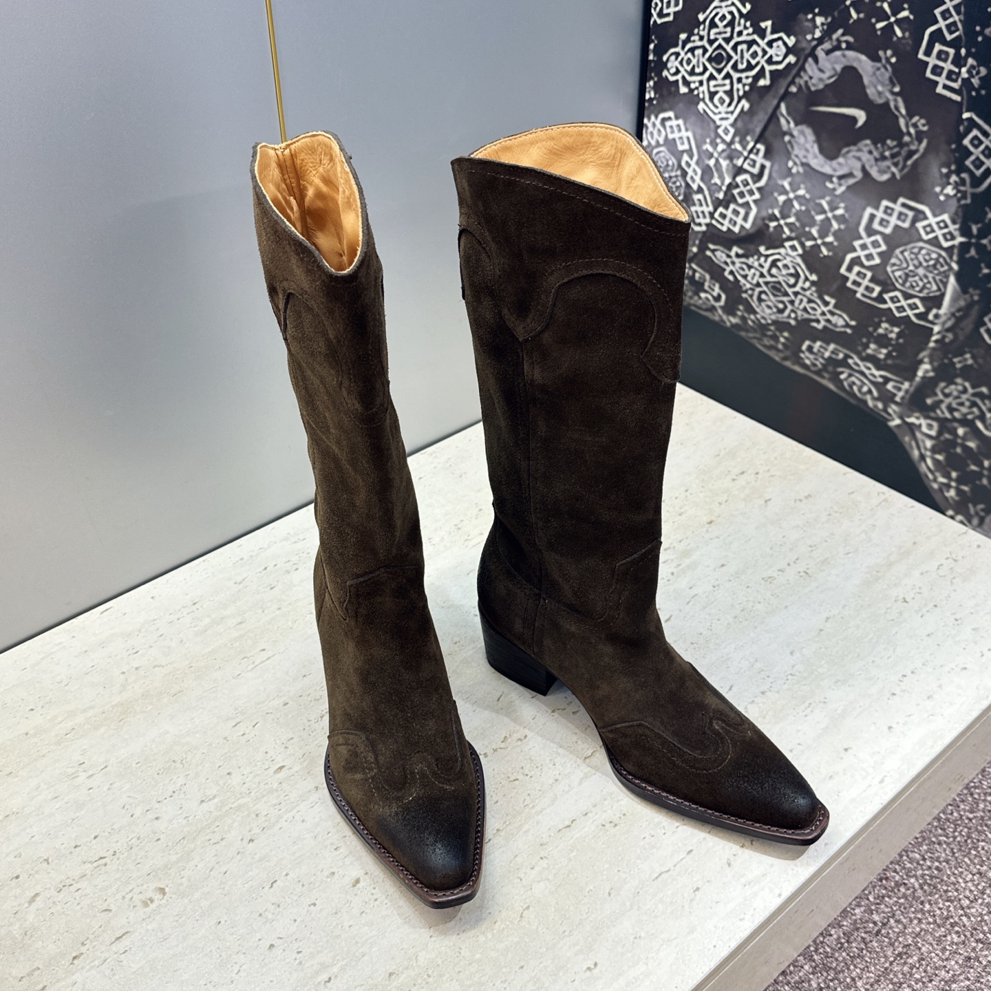 CELINE 2026秋冬新款低跟中筒机车女靴 瑟琳字母logo粗跟一脚蹬尖头骑士靴 材质:鞋面定制进口小牛皮/进口羊猄 CELINE 2026秋冬新款低跟中筒机车女靴 瑟琳字母logo粗跟一脚蹬尖头骑士靴 材质:鞋面定制进口小牛皮/进口羊猄