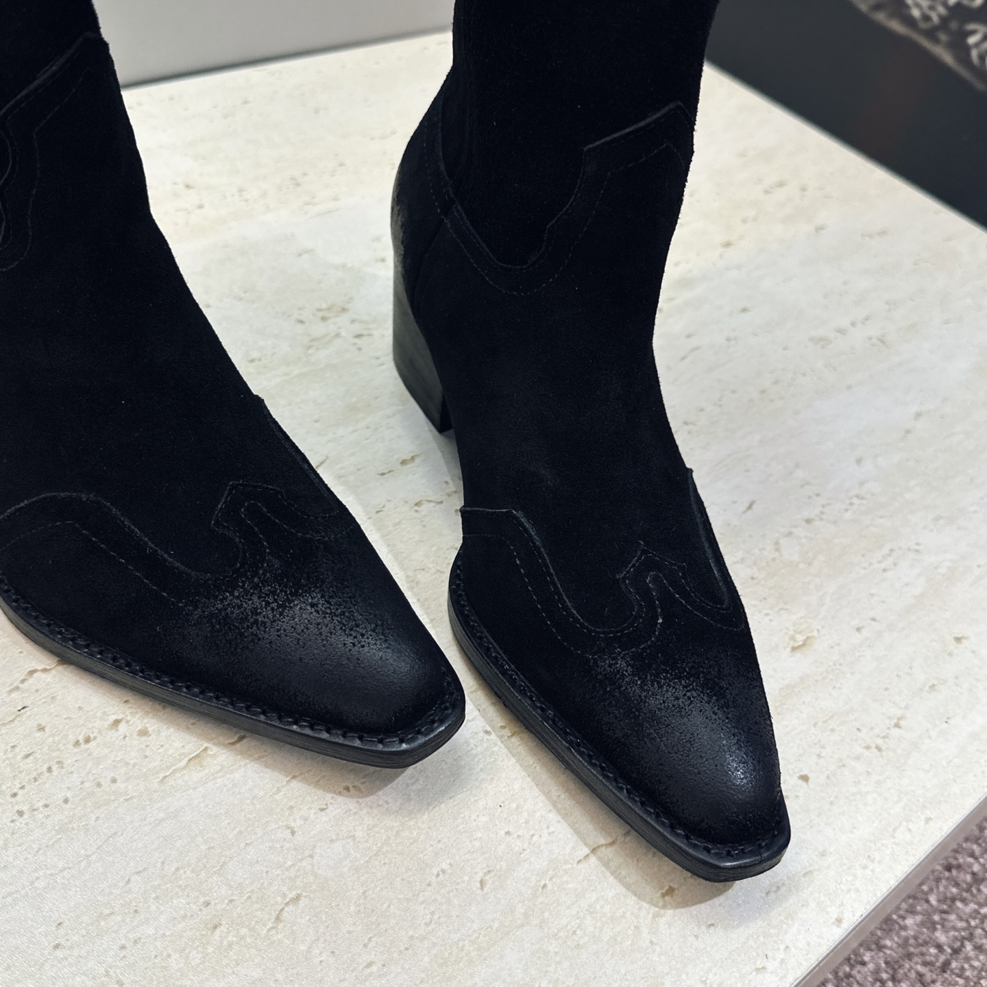 CELINE 2026秋冬新款低跟中筒机车女靴 瑟琳字母logo粗跟一脚蹬尖头骑士靴 材质:鞋面定制进口小牛皮/进口羊猄 CELINE 2026秋冬新款低跟中筒机车女靴 瑟琳字母logo粗跟一脚蹬尖头骑士靴 材质:鞋面定制进口小牛皮/进口羊猄