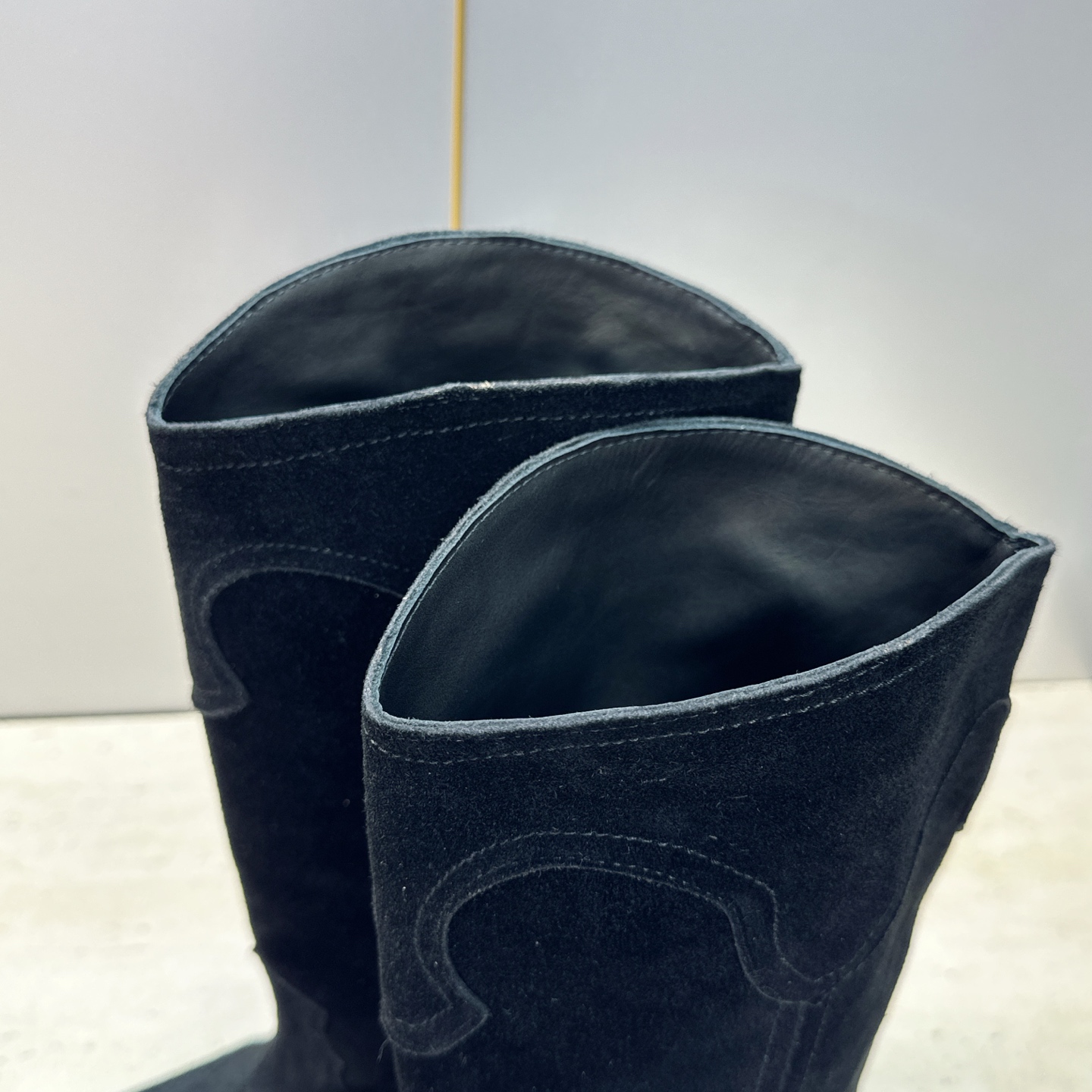CELINE 2026秋冬新款低跟中筒机车女靴 瑟琳字母logo粗跟一脚蹬尖头骑士靴 材质:鞋面定制进口小牛皮/进口羊猄 CELINE 2026秋冬新款低跟中筒机车女靴 瑟琳字母logo粗跟一脚蹬尖头骑士靴 材质:鞋面定制进口小牛皮/进口羊猄