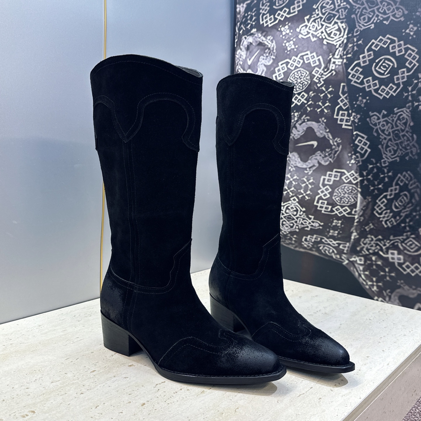 CELINE 2026秋冬新款低跟中筒机车女靴 瑟琳字母logo粗跟一脚蹬尖头骑士靴 材质:鞋面定制进口小牛皮/进口羊猄 CELINE 2026秋冬新款低跟中筒机车女靴 瑟琳字母logo粗跟一脚蹬尖头骑士靴 材质:鞋面定制进口小牛皮/进口羊猄