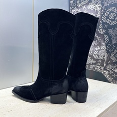 CELINE 2026秋冬新款低跟中筒机车女靴 瑟琳字母logo粗跟一脚蹬尖头骑士靴 材质:鞋面定制进口小牛皮/进口羊猄 CELINE 2026秋冬新款低跟中筒机车女靴 瑟琳字母logo粗跟一脚蹬尖头骑士靴 材质:鞋面定制进口小牛皮/进口羊猄