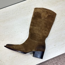 CELINE 2026秋冬新款低跟中筒机车女靴 瑟琳字母logo粗跟一脚蹬尖头骑士靴 材质:鞋面定制进口小牛皮/进口羊猄 CELINE 2026秋冬新款低跟中筒机车女靴 瑟琳字母logo粗跟一脚蹬尖头骑士靴 材质:鞋面定制进口小牛皮/进口羊猄