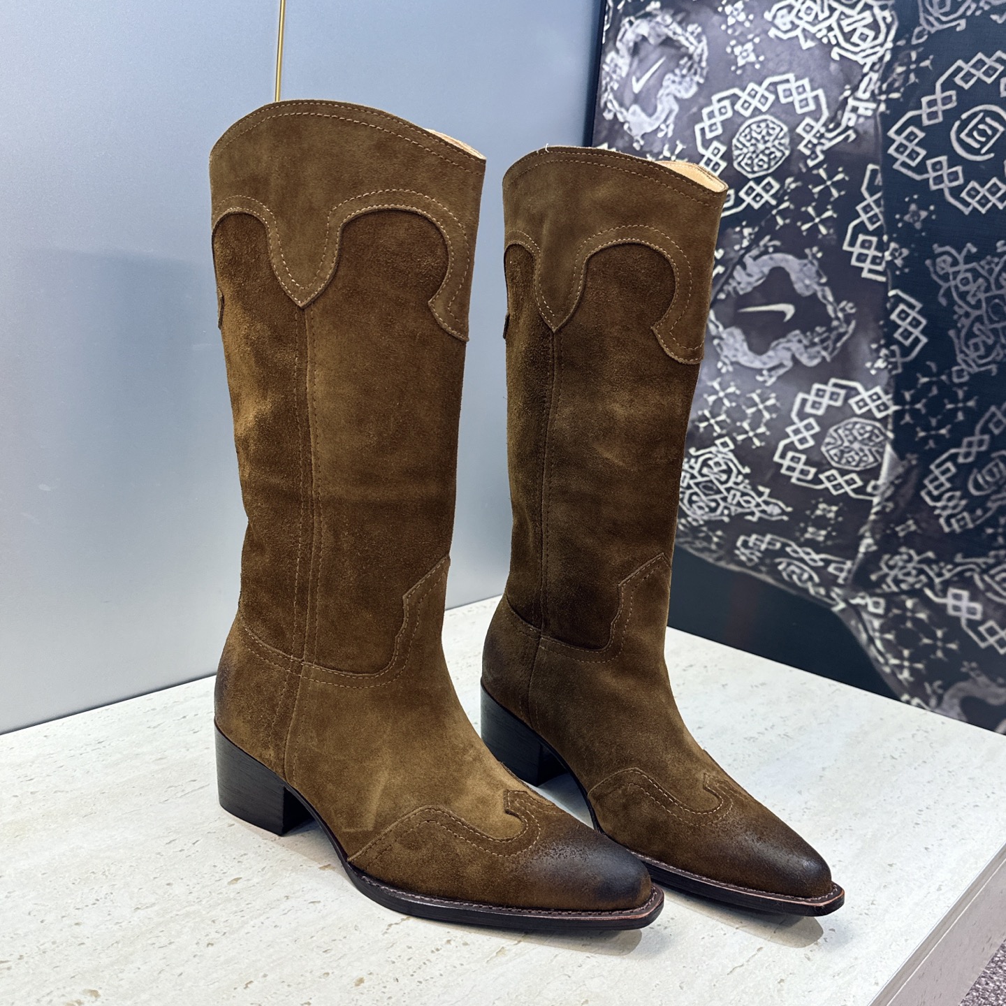 CELINE 2026秋冬新款低跟中筒机车女靴 瑟琳字母logo粗跟一脚蹬尖头骑士靴 材质:鞋面定制进口小牛皮/进口羊猄 CELINE 2026秋冬新款低跟中筒机车女靴 瑟琳字母logo粗跟一脚蹬尖头骑士靴 材质:鞋面定制进口小牛皮/进口羊猄