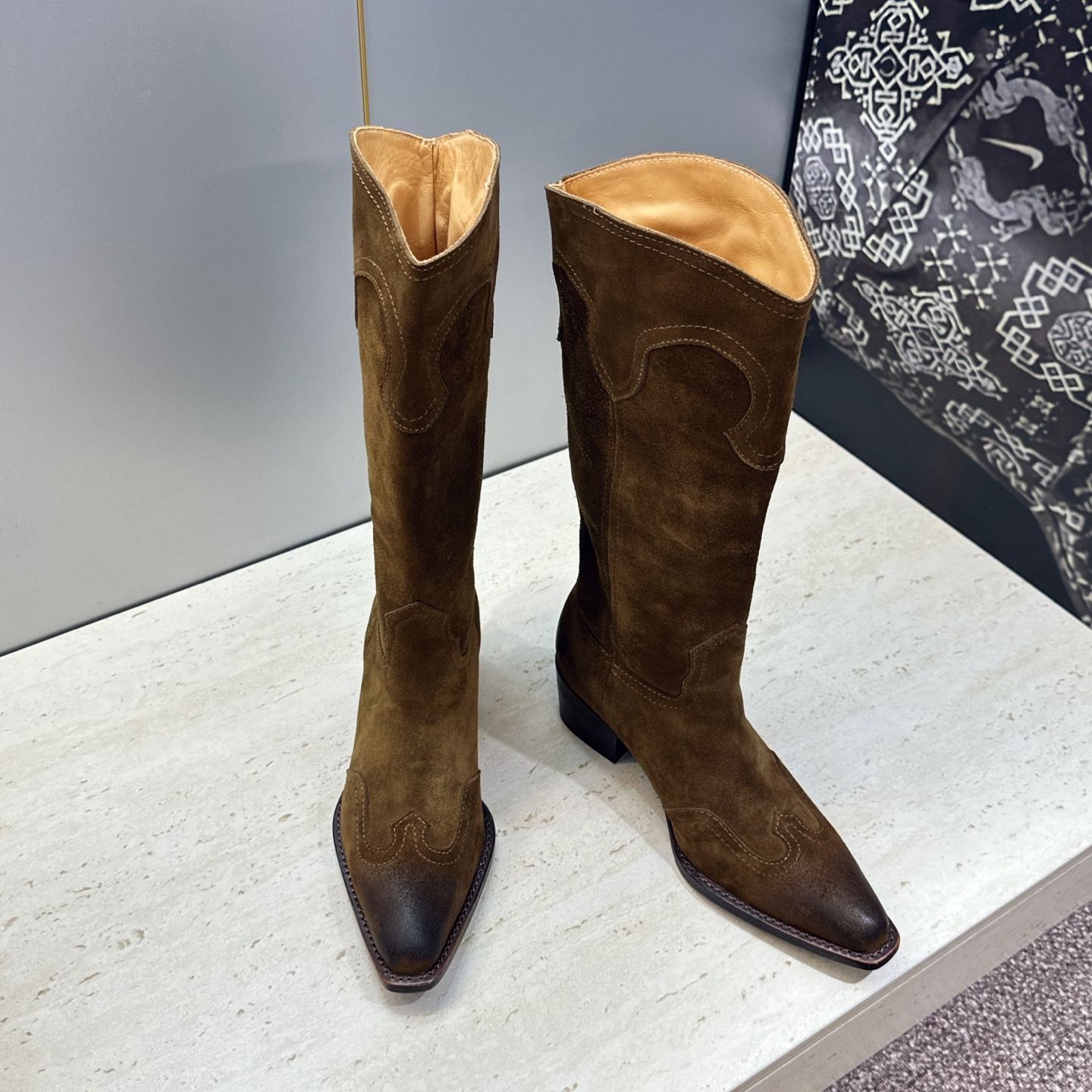 CELINE 2026秋冬新款低跟中筒机车女靴 瑟琳字母logo粗跟一脚蹬尖头骑士靴 材质:鞋面定制进口小牛皮/进口羊猄 CELINE 2026秋冬新款低跟中筒机车女靴 瑟琳字母logo粗跟一脚蹬尖头骑士靴 材质:鞋面定制进口小牛皮/进口羊猄