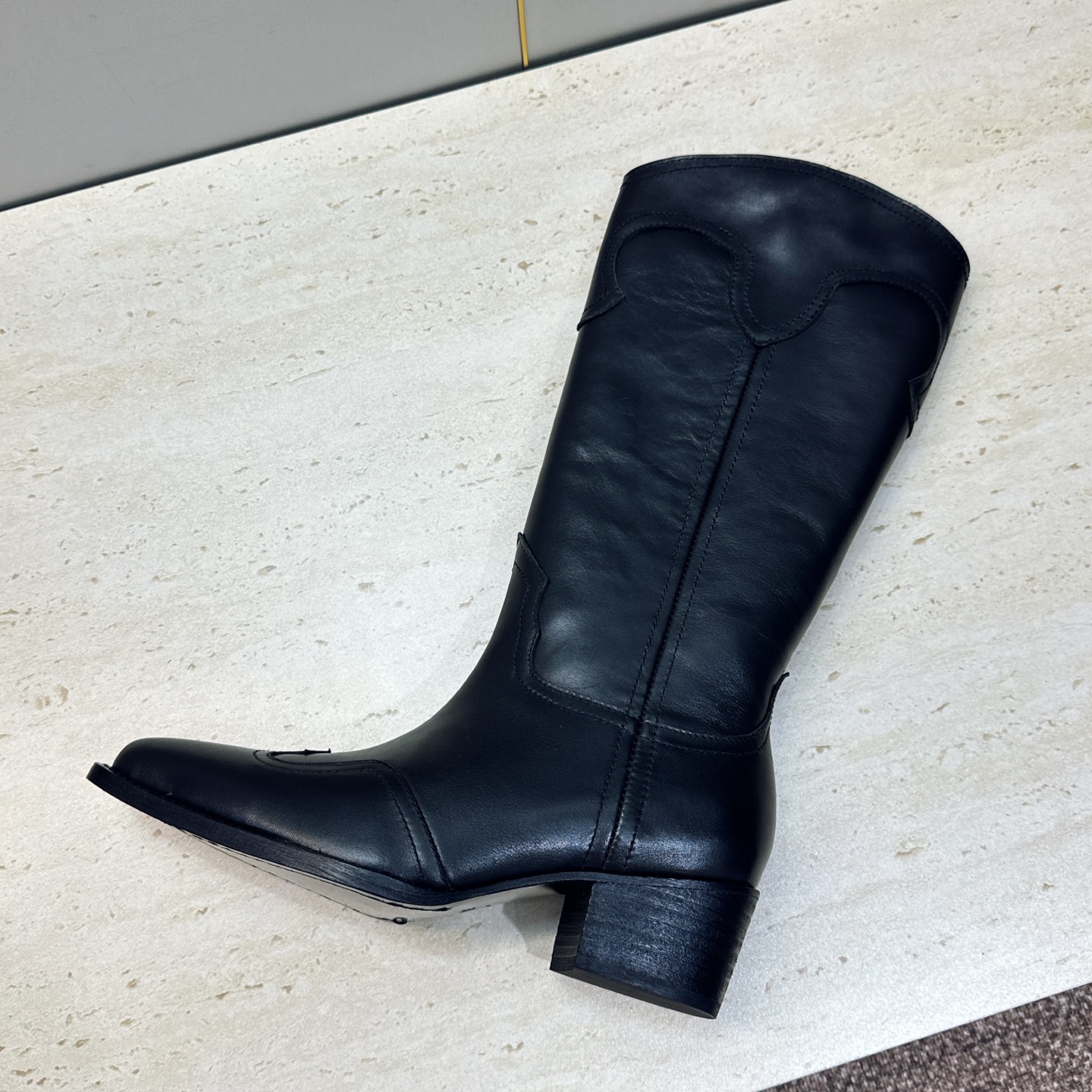 CELINE 2026秋冬新款低跟中筒机车女靴 瑟琳字母logo粗跟一脚蹬尖头骑士靴 材质:鞋面定制进口小牛皮/进口羊猄 CELINE 2026秋冬新款低跟中筒机车女靴 瑟琳字母logo粗跟一脚蹬尖头骑士靴 材质:鞋面定制进口小牛皮/进口羊猄