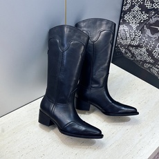 CELINE 2026秋冬新款低跟中筒机车女靴 瑟琳字母logo粗跟一脚蹬尖头骑士靴 材质:鞋面定制进口小牛皮/进口羊猄 CELINE 2026秋冬新款低跟中筒机车女靴 瑟琳字母logo粗跟一脚蹬尖头骑士靴 材质:鞋面定制进口小牛皮/进口羊猄