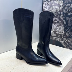 CELINE 2026秋冬新款低跟中筒机车女靴 瑟琳字母logo粗跟一脚蹬尖头骑士靴 材质:鞋面定制进口小牛皮/进口羊猄 CELINE 2026秋冬新款低跟中筒机车女靴 瑟琳字母logo粗跟一脚蹬尖头骑士靴 材质:鞋面定制进口小牛皮/进口羊猄