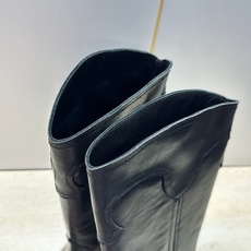 CELINE 2026秋冬新款低跟中筒机车女靴 瑟琳字母logo粗跟一脚蹬尖头骑士靴 材质:鞋面定制进口小牛皮/进口羊猄 CELINE 2026秋冬新款低跟中筒机车女靴 瑟琳字母logo粗跟一脚蹬尖头骑士靴 材质:鞋面定制进口小牛皮/进口羊猄
