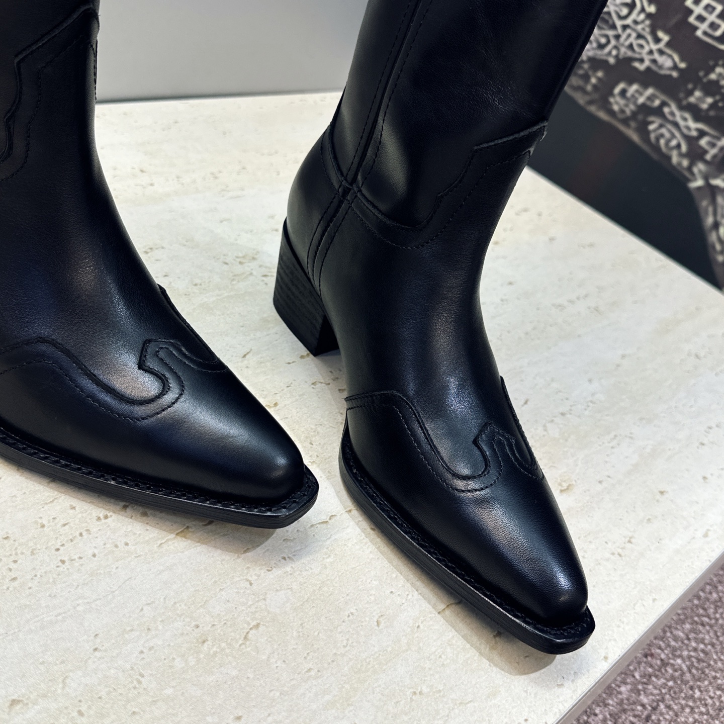 CELINE 2026秋冬新款低跟中筒机车女靴 瑟琳字母logo粗跟一脚蹬尖头骑士靴 材质:鞋面定制进口小牛皮/进口羊猄 CELINE 2026秋冬新款低跟中筒机车女靴 瑟琳字母logo粗跟一脚蹬尖头骑士靴 材质:鞋面定制进口小牛皮/进口羊猄