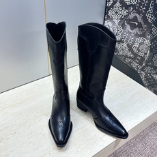 CELINE 2026秋冬新款低跟中筒机车女靴 瑟琳字母logo粗跟一脚蹬尖头骑士靴 材质:鞋面定制进口小牛皮/进口羊猄 CELINE 2026秋冬新款低跟中筒机车女靴 瑟琳字母logo粗跟一脚蹬尖头骑士靴 材质:鞋面定制进口小牛皮/进口羊猄