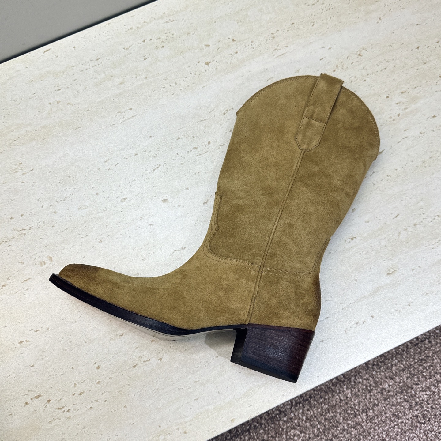 CELINE 2026秋冬新款低跟中筒机车电绣女靴 瑟琳字母logo粗跟一脚蹬尖头骑士靴 材质:鞋面定制进口小牛皮/进口 CELINE 2026秋冬新款低跟中筒机车电绣女靴 瑟琳字母logo粗跟一脚蹬尖头骑士靴 材质:鞋面定制进口小牛皮/进口