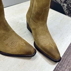 CELINE 2026秋冬新款低跟中筒机车电绣女靴 瑟琳字母logo粗跟一脚蹬尖头骑士靴 材质:鞋面定制进口小牛皮/进口 CELINE 2026秋冬新款低跟中筒机车电绣女靴 瑟琳字母logo粗跟一脚蹬尖头骑士靴 材质:鞋面定制进口小牛皮/进口