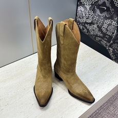 CELINE 2026秋冬新款低跟中筒机车电绣女靴 瑟琳字母logo粗跟一脚蹬尖头骑士靴 材质:鞋面定制进口小牛皮/进口 CELINE 2026秋冬新款低跟中筒机车电绣女靴 瑟琳字母logo粗跟一脚蹬尖头骑士靴 材质:鞋面定制进口小牛皮/进口