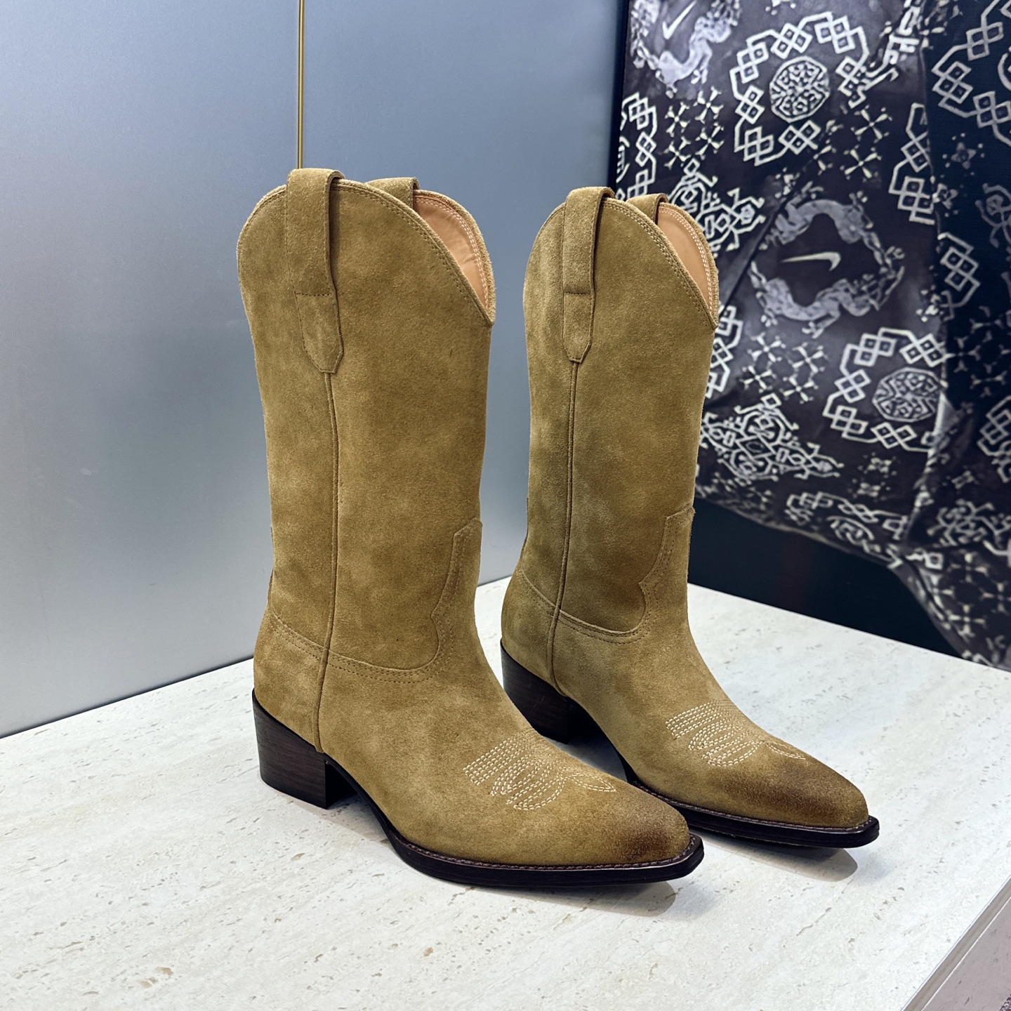 CELINE 2026秋冬新款低跟中筒机车电绣女靴 瑟琳字母logo粗跟一脚蹬尖头骑士靴 材质:鞋面定制进口小牛皮/进口 CELINE 2026秋冬新款低跟中筒机车电绣女靴 瑟琳字母logo粗跟一脚蹬尖头骑士靴 材质:鞋面定制进口小牛皮/进口