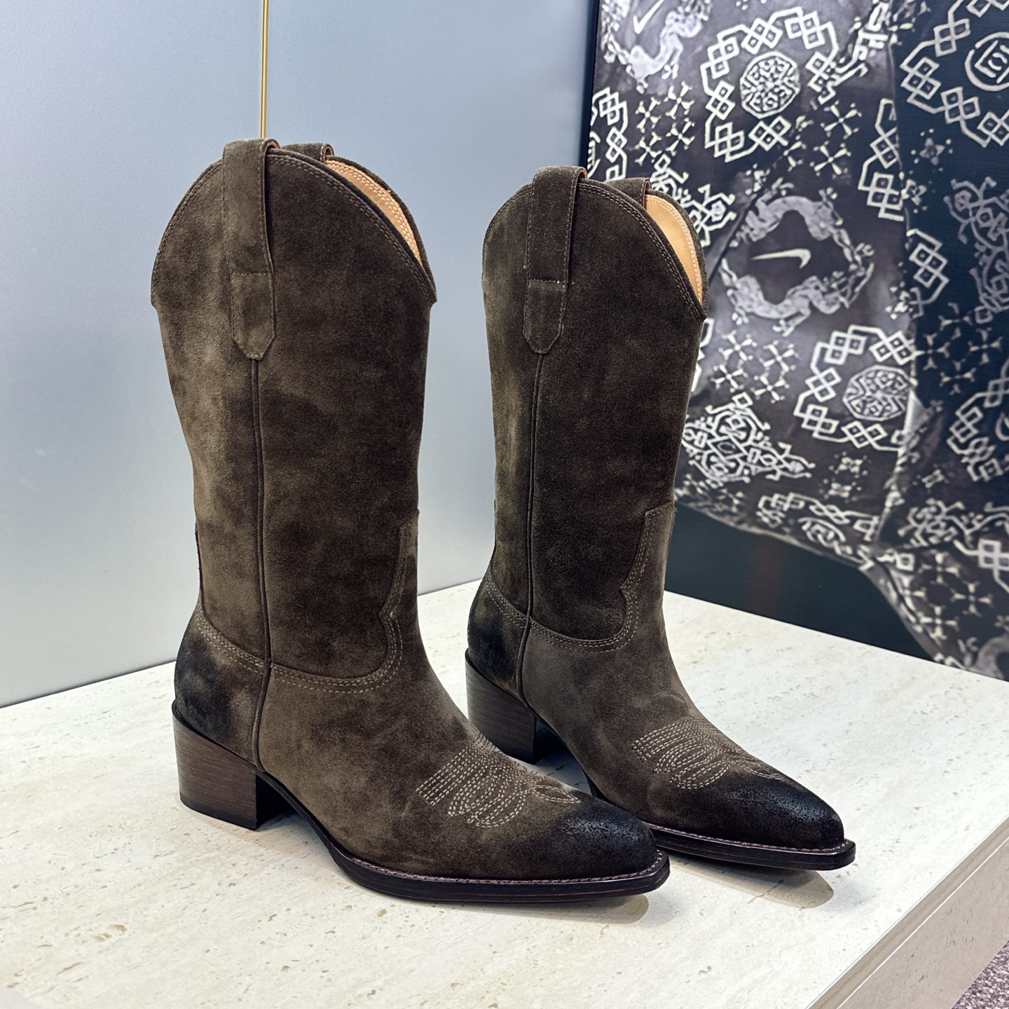 CELINE 2026秋冬新款低跟中筒机车电绣女靴 瑟琳字母logo粗跟一脚蹬尖头骑士靴 材质:鞋面定制进口小牛皮/进口 CELINE 2026秋冬新款低跟中筒机车电绣女靴 瑟琳字母logo粗跟一脚蹬尖头骑士靴 材质:鞋面定制进口小牛皮/进口