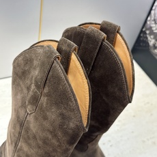 CELINE 2026秋冬新款低跟中筒机车电绣女靴 瑟琳字母logo粗跟一脚蹬尖头骑士靴 材质:鞋面定制进口小牛皮/进口 CELINE 2026秋冬新款低跟中筒机车电绣女靴 瑟琳字母logo粗跟一脚蹬尖头骑士靴 材质:鞋面定制进口小牛皮/进口