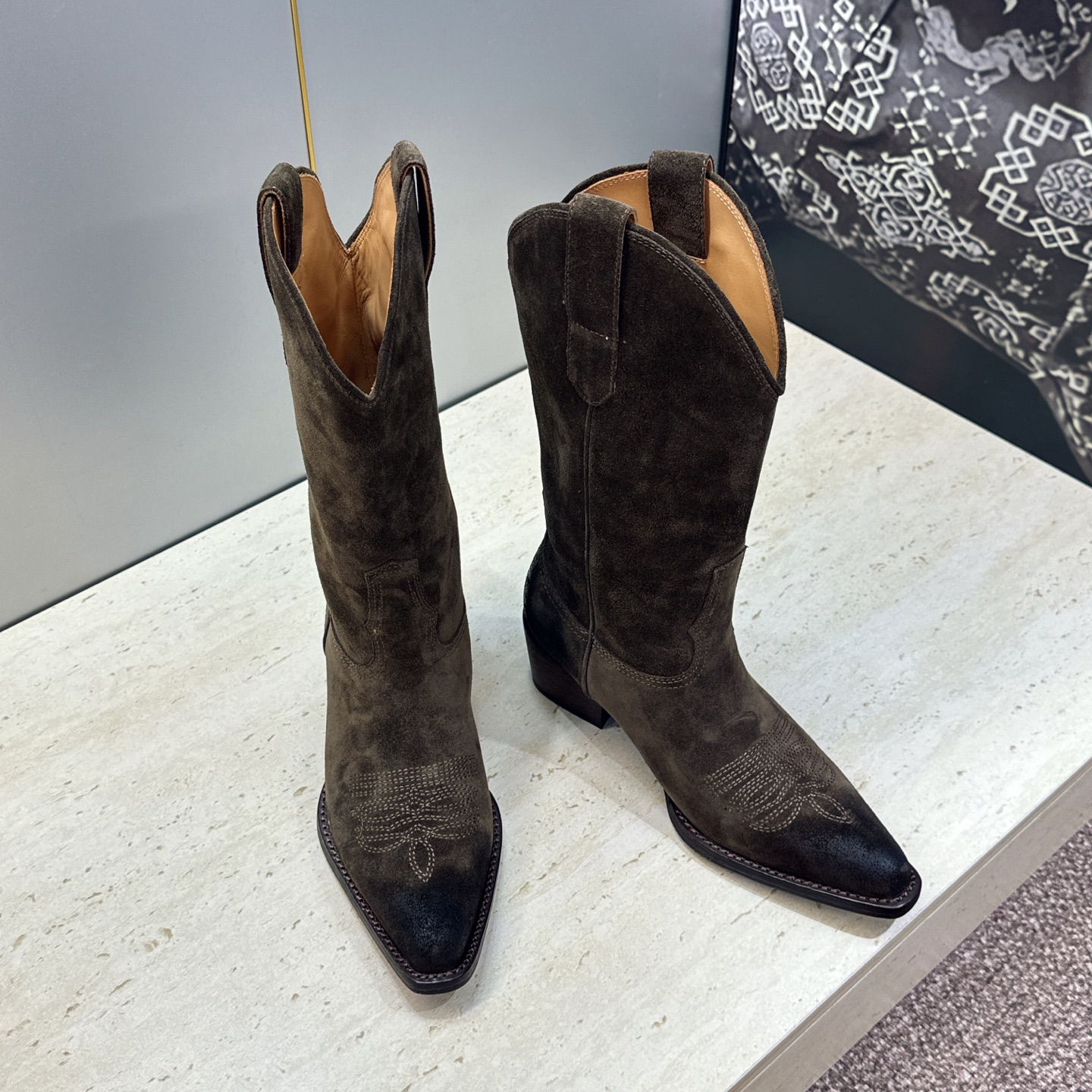 CELINE 2026秋冬新款低跟中筒机车电绣女靴 瑟琳字母logo粗跟一脚蹬尖头骑士靴 材质:鞋面定制进口小牛皮/进口 CELINE 2026秋冬新款低跟中筒机车电绣女靴 瑟琳字母logo粗跟一脚蹬尖头骑士靴 材质:鞋面定制进口小牛皮/进口
