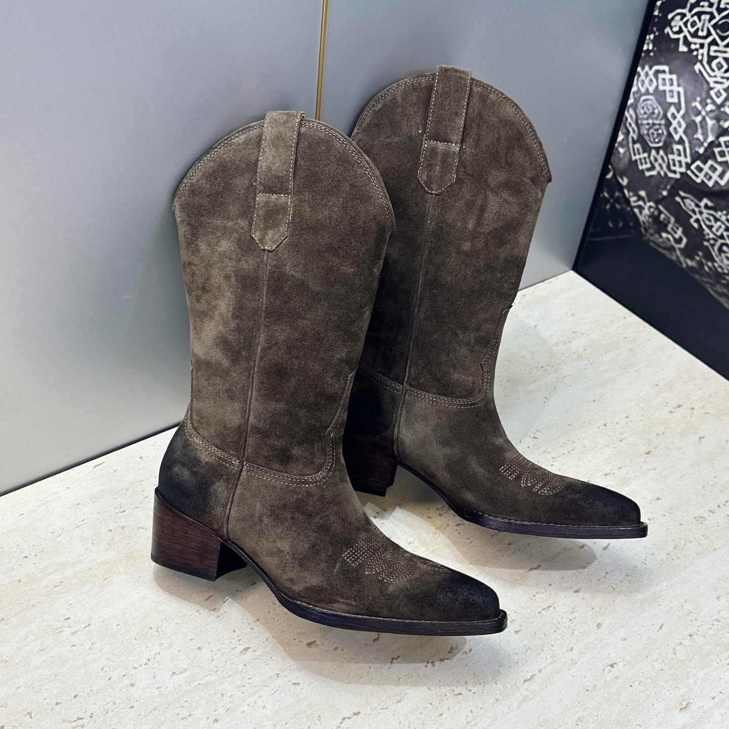 CELINE 2026秋冬新款低跟中筒机车电绣女靴 瑟琳字母logo粗跟一脚蹬尖头骑士靴 材质:鞋面定制进口小牛皮/进口 CELINE 2026秋冬新款低跟中筒机车电绣女靴 瑟琳字母logo粗跟一脚蹬尖头骑士靴 材质:鞋面定制进口小牛皮/进口