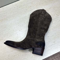 CELINE 2026秋冬新款低跟中筒机车电绣女靴 瑟琳字母logo粗跟一脚蹬尖头骑士靴 材质:鞋面定制进口小牛皮/进口 CELINE 2026秋冬新款低跟中筒机车电绣女靴 瑟琳字母logo粗跟一脚蹬尖头骑士靴 材质:鞋面定制进口小牛皮/进口
