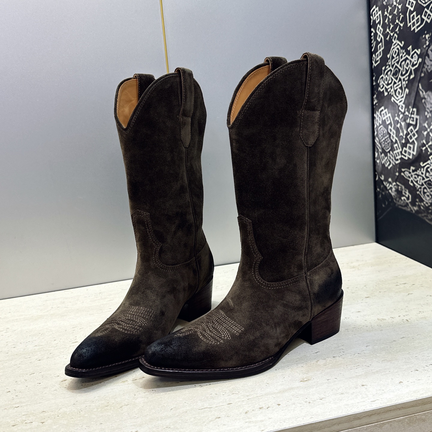 CELINE 2026秋冬新款低跟中筒机车电绣女靴 瑟琳字母logo粗跟一脚蹬尖头骑士靴 材质:鞋面定制进口小牛皮/进口 CELINE 2026秋冬新款低跟中筒机车电绣女靴 瑟琳字母logo粗跟一脚蹬尖头骑士靴 材质:鞋面定制进口小牛皮/进口